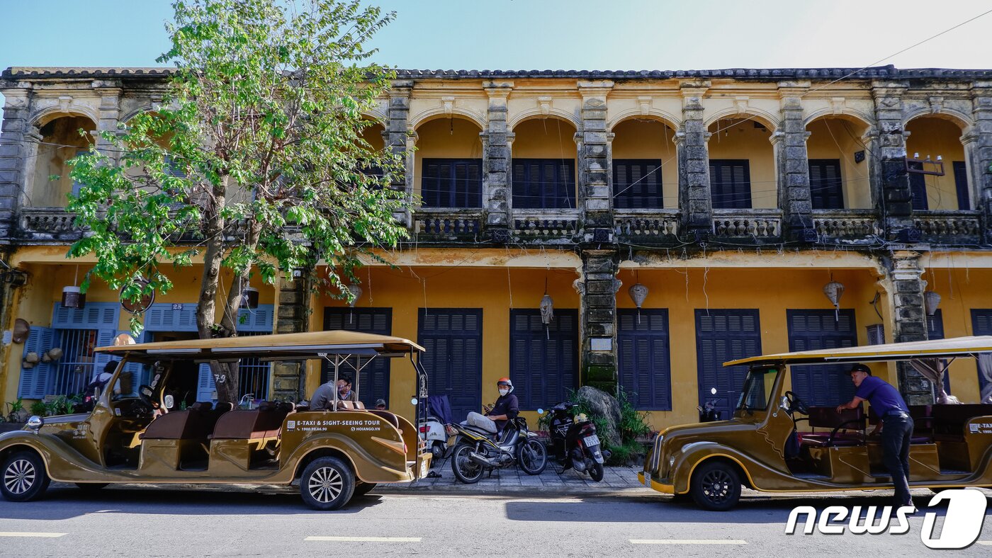 본문 이미지 - 올드타운 투어를 위한 전기차. 일정 금액을 내면 전기차를 타고 올드타운을 쉽게 둘러볼 수 있다ⓒ News1