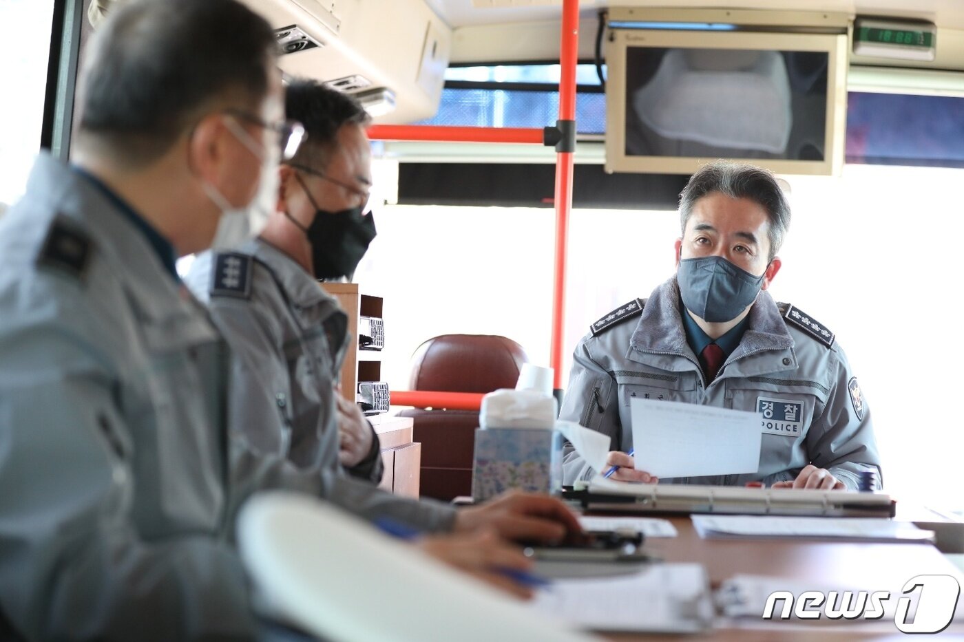 본문 이미지 - 윤희근 경찰청장이 27일 오전 수도권 최대 컨테이너 물류기지인 의왕ICD를 방문해 화물연대의 집단운송거부 상황을 점검하고 있다. (경찰청 제공) 2022.11.27/뉴스1