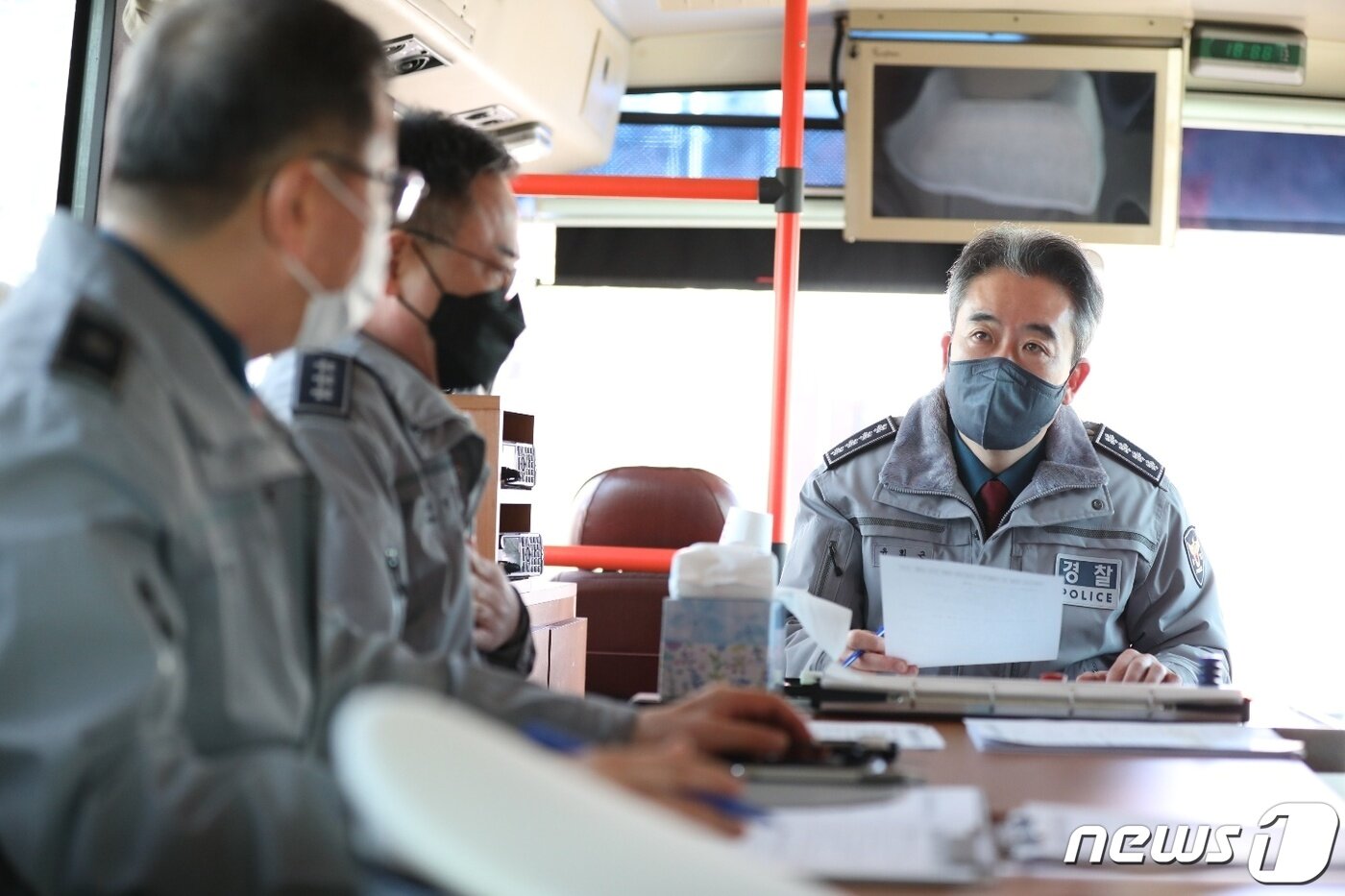 윤희근 경찰청장이 27일 오전 수도권 최대 컨테이너 물류기지인 의왕ICD를 방문해 화물연대의 집단운송거부 상황을 점검하고 있다. &#40;경찰청 제공&#41; 2022.11.27/뉴스1