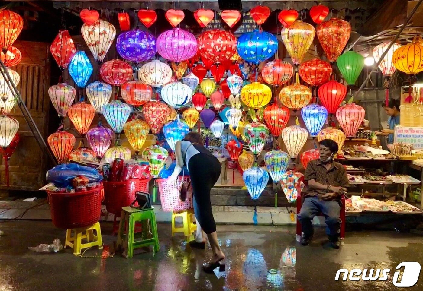 본문 이미지 - 호이안 야시장 풍경.  일정 금액을 내면풍등 사이에 파묻혀 인증샷도 찍을 수 있다ⓒ News1   