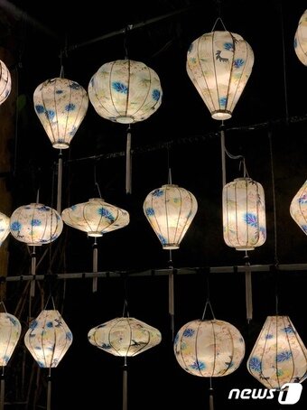 본문 이미지 - 연한색으로 낭만을 더하는 풍등ⓒ News1  