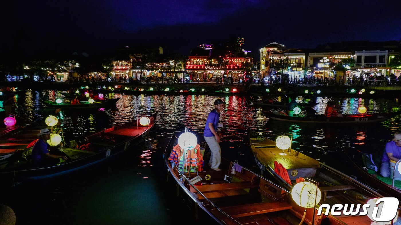 본문 이미지 - 호이안 투몬강에 등불이 비춰지는 밤 풍경ⓒ News1  