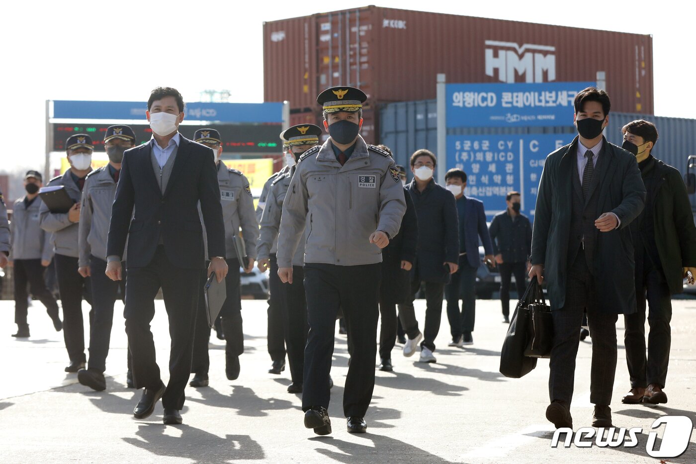 본문 이미지 - 윤희근 경찰청장이 27일 오전 경기 의왕ICD에서 민주노총 공공운수노조 화물연대본부(화물연대)의 집단운송거부(총파업) 상황을 점검하기 위해 발걸음을 옮기고 있다. 2022.11.27/뉴스1 ⓒ News1 황기선 기자