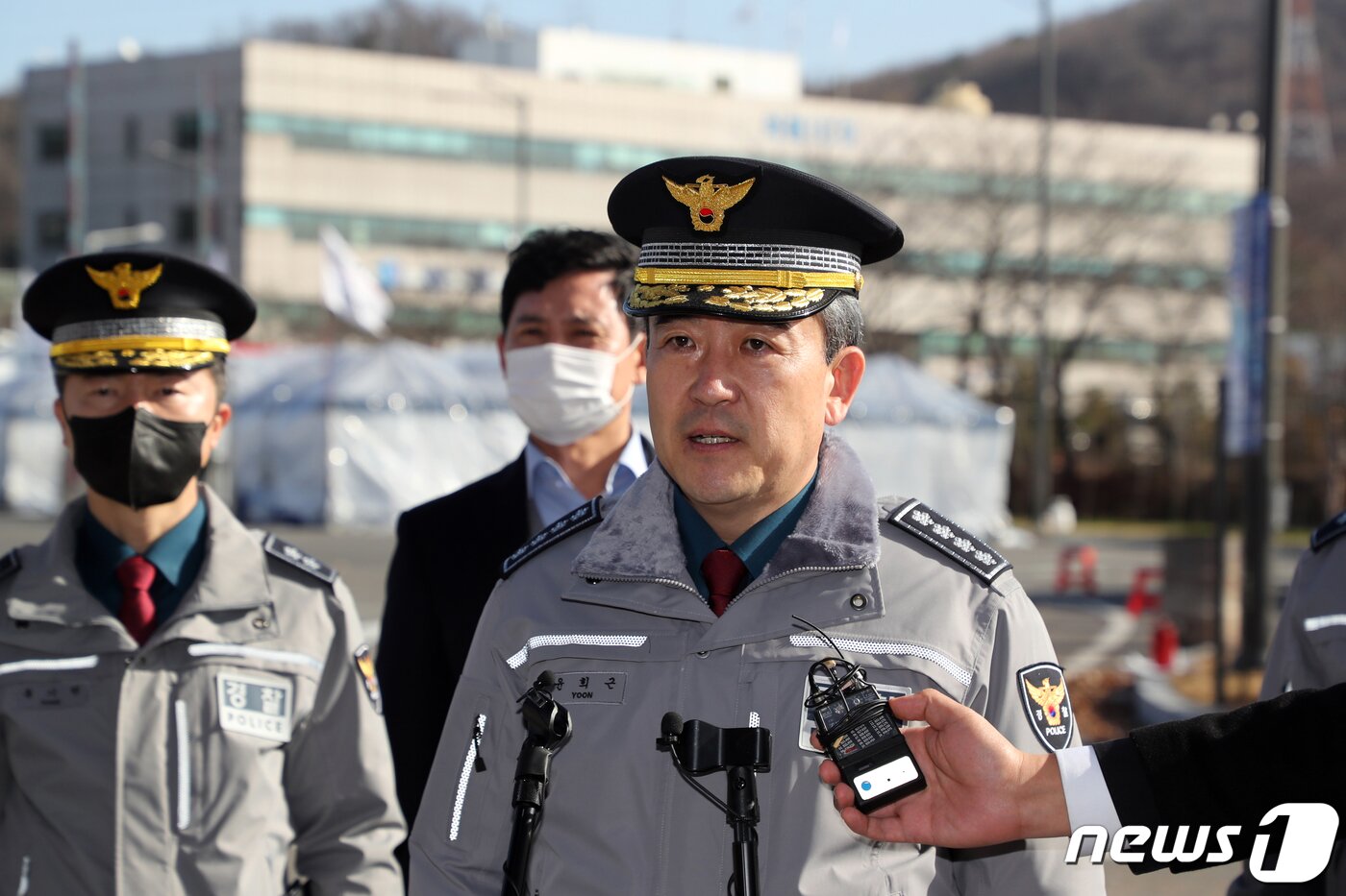 본문 이미지 - 윤희근 경찰청장이 27일 오전 경기 의왕ICD에서 민주노총 공공운수노조 화물연대본부(화물연대)의 집단운송거부(총파업) 상황 점검 전 취재진 질문에 답하고 있다. 2022.11.27/뉴스1 ⓒ News1 황기선 기자