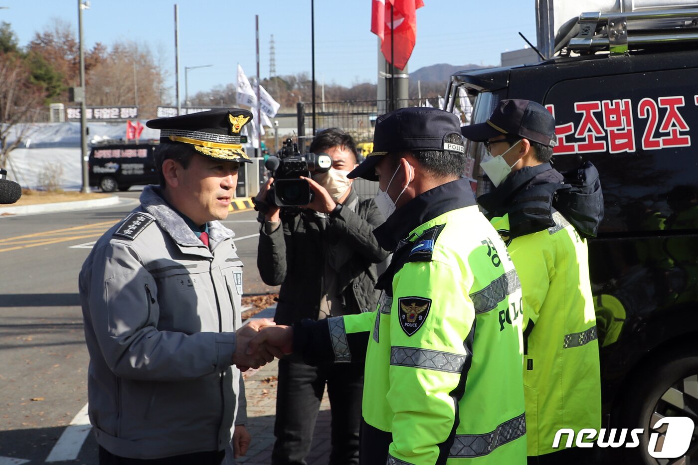 본문 이미지 - 윤희근 경찰청장이 27일 오전 경기 의왕ICD에서 민주노총 공공운수노조 화물연대본부(화물연대)의 집단운송거부(총파업) 상황 점검 전 근무자를 격려하고 있다. 2022.11.27/뉴스1 ⓒ News1 황기선 기자