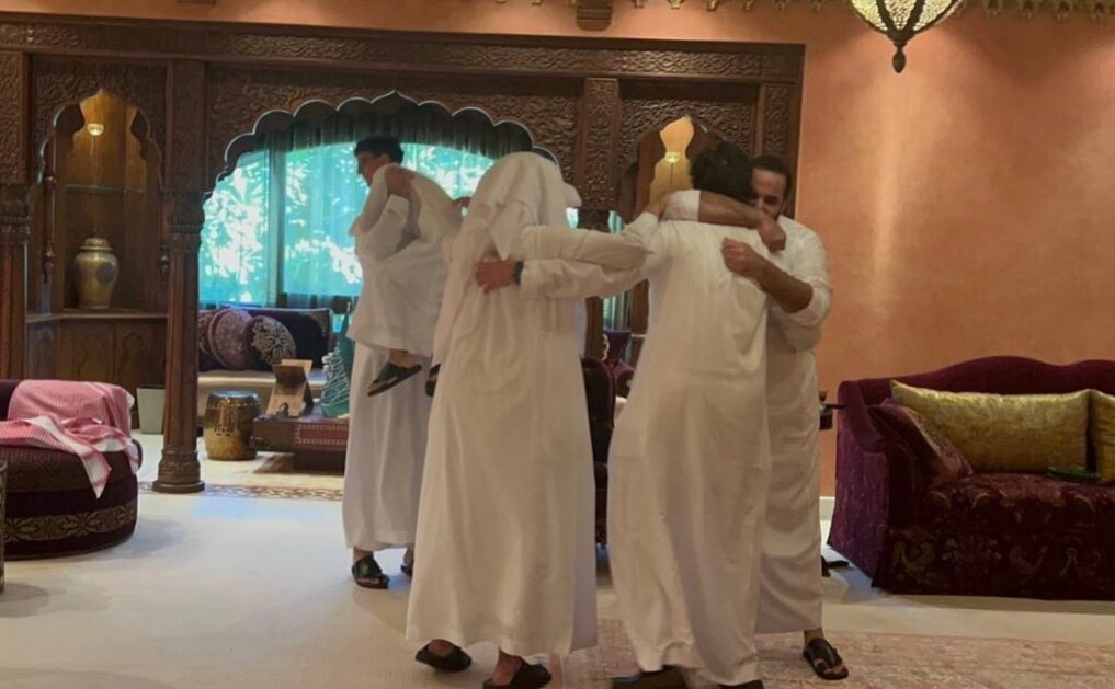 본문 이미지 - 사우디아라비아 축구대표팀이 강팀 아르헨티나를 꺾자 얼싸안은 빈 살만 왕세자 가족. (인스타그램 갈무리)