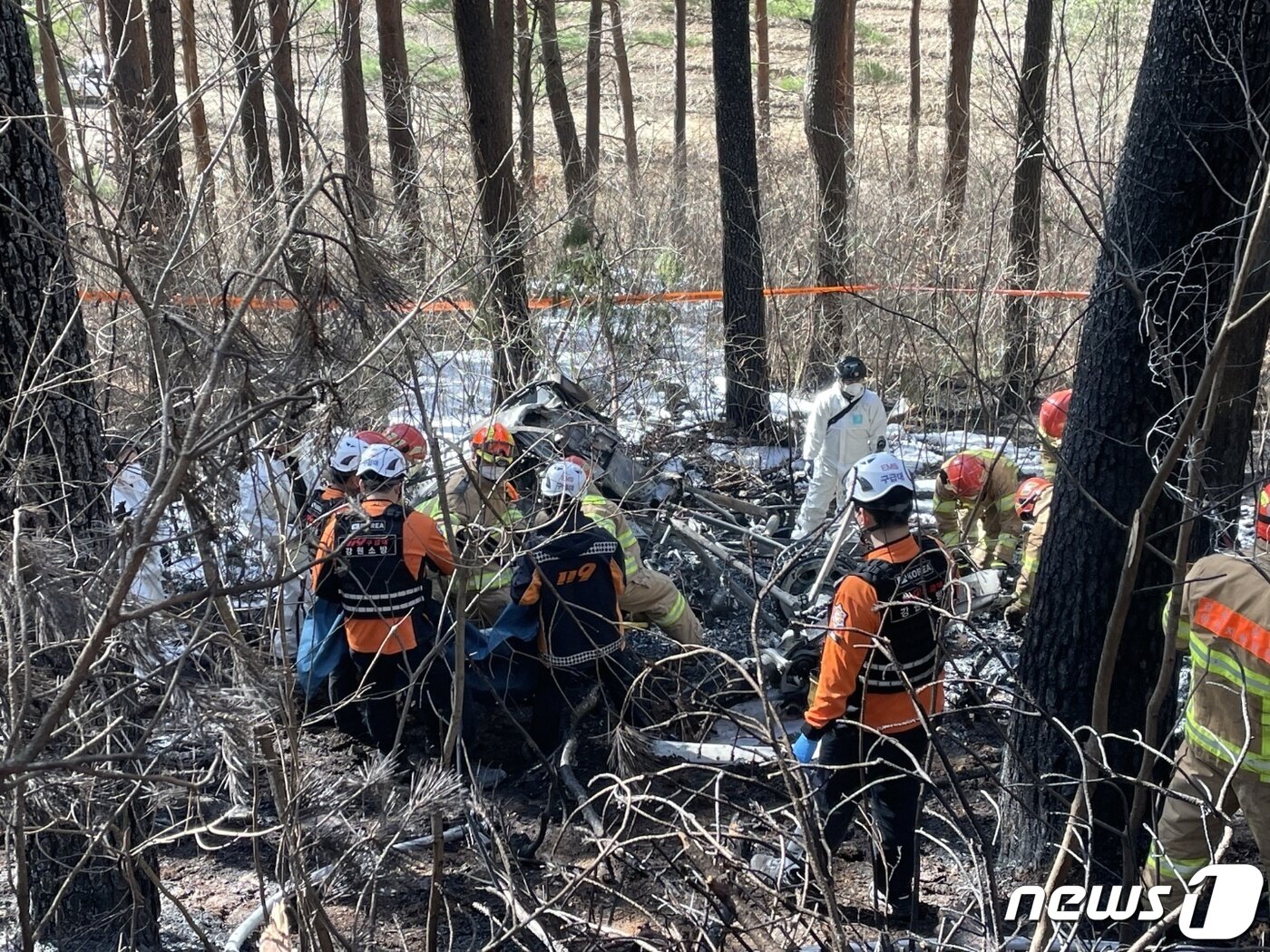 본문 이미지 - 27일 강원 양양군 현북면 명주사 인근에서 헬기 1대가 추락하는 사고가 발생해 소방당국이 화재 진화를 마친 뒤 추락 현장을 조사하고 있다. 강원도 소방본부에 따르면 이날 오전 10시 50분쯤 양양군 현북면 어성전리 명주사 인근에서 헬기가 추락했다는 신고가 접수, 인력 40여 명과 장비 16대를 동원해 사고 수습에 나서고 있다. 한편 소방은 속초시 산불 진화용 임차헬기의 사고로 잠정 파악 중이며, 사고 헬기에 2명이 탑승했던 것으로 보고 있다. &#40;양양군 제공&#41; 2022.11.27/뉴스1