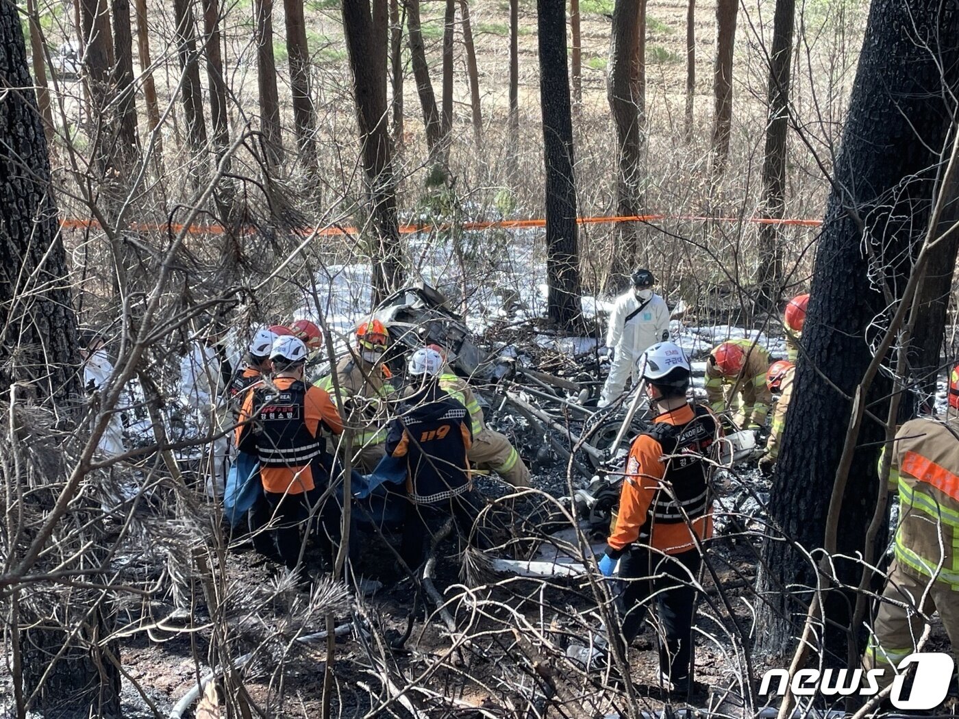 27일 강원 양양군 현북면 명주사 인근에서 헬기 1대가 추락하는 사고가 발생해 소방당국이 화재 진화를 마친 뒤 추락 현장을 조사하고 있다. 강원도 소방본부에 따르면 이날 오전 10시 50분쯤 양양군 현북면 어성전리 명주사 인근에서 헬기가 추락했다는 신고가 접수, 인력 40여 명과 장비 16대를 동원해 사고 수습에 나서고 있다. 한편 소방은 속초시 산불 진화용 임차헬기의 사고로 잠정 파악 중이며, 사고 헬기에 2명이 탑승했던 것으로 보고 있다. &#40;양양군 제공&#41; 2022.11.27/뉴스1