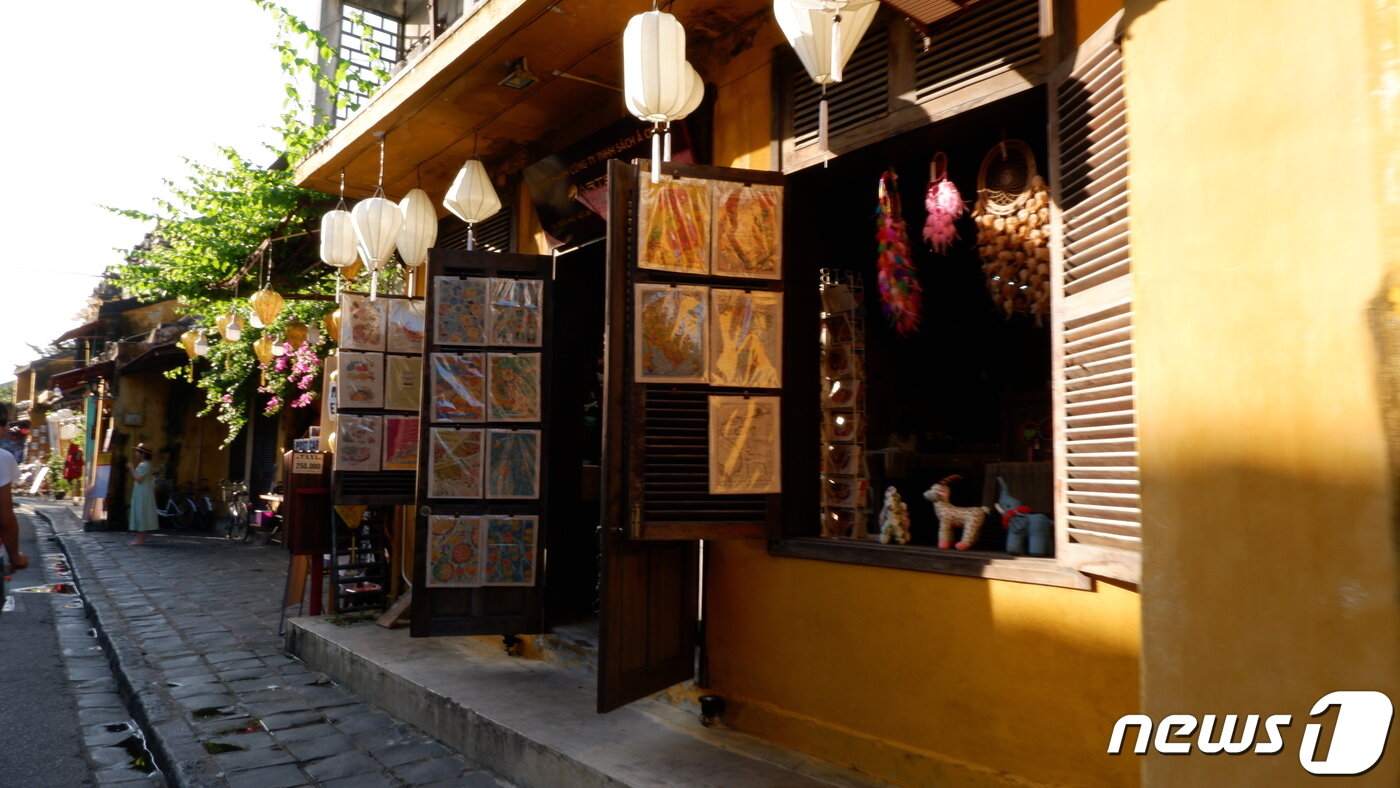 본문 이미지 - 풍등을 건 올드타운의 한 매장ⓒ News1 윤슬빈 기자 
