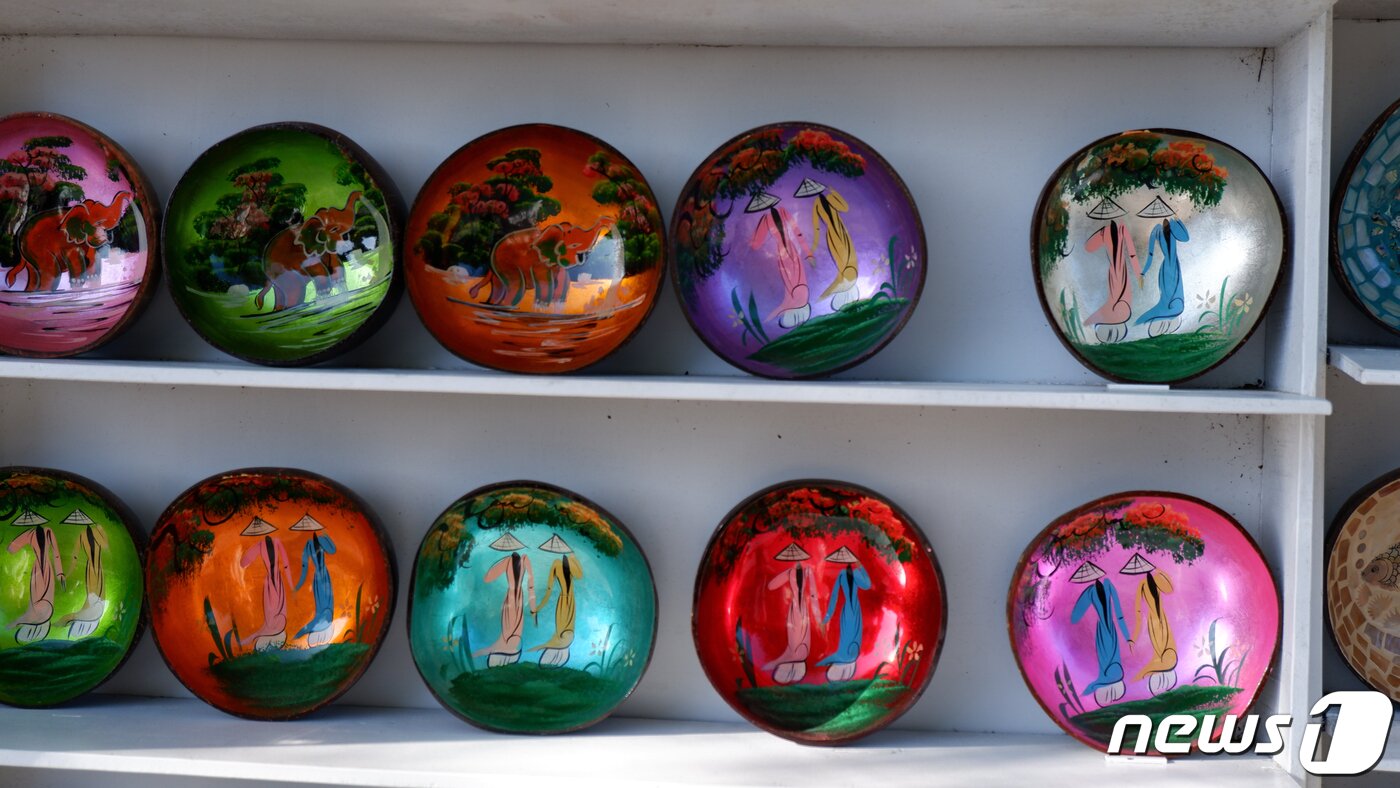 본문 이미지 - 올드타운에서 판매하는 다채로운 색의 공예품ⓒ News1 윤슬빈 기자