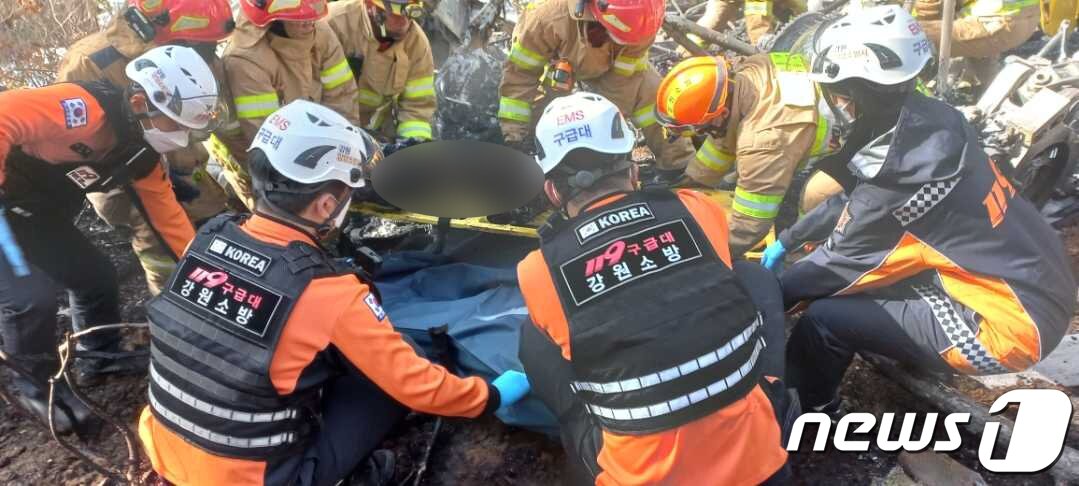 본문 이미지 - 산불 계도 비행 중 추락한 헬기 사고로 5명이 숨진 27일 강원 양양군 현북면 명주사 인근 추락 현장에서 소방대원들이 시신을 수습하고 있다. 이들은 모두 기체 안에서 발견됐다. 강원도 소방본부에 따르면 이날 오전 10시 50분쯤 양양군 현북면 어성전리 명주사 인근 산에서 속초시와 고성군, 양양군의 공동 임차헬기가 추락, 인력 40여 명과 장비 16대를 동원해 사고 수습에 나섰다. 사고 발생 당시 헬기에는기장 A씨&#40;71&#41;와 정비사 B씨&#40;54&#41; 2명이 탑승했던 것으로 알려졌으나, 시신 3구가 사고 기체 안에서 발견되면서, 당시 탑승자는 5명으로 추정되고 있다. &#40;강원도소방본부 제공&#41; 2022.11.27/뉴스1