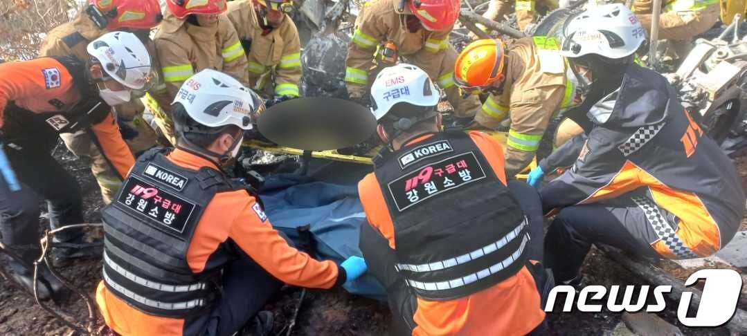 산불 계도 비행 중 추락한 헬기 사고로 5명이 숨진 27일 강원 양양군 현북면 명주사 인근 추락 현장에서 소방대원들이 시신을 수습하고 있다. 이들은 모두 기체 안에서 발견됐다. 강원도 소방본부에 따르면 이날 오전 10시 50분쯤 양양군 현북면 어성전리 명주사 인근 산에서 속초시와 고성군, 양양군의 공동 임차헬기가 추락, 인력 40여 명과 장비 16대를 동원해 사고 수습에 나섰다. 사고 발생 당시 헬기에는기장 A씨&#40;71&#41;와 정비사 B씨&#40;54&#41; 2명이 탑승했던 것으로 알려졌으나, 시신 3구가 사고 기체 안에서 발견되면서, 당시 탑승자는 5명으로 추정되고 있다. &#40;강원도소방본부 제공&#41; 2022.11.27/뉴스1