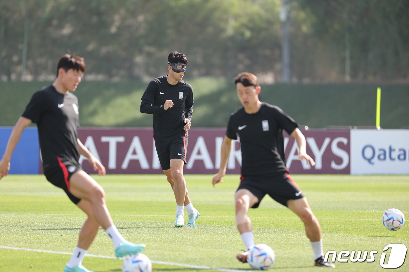 본문 이미지 - 파울루 벤투 감독이 이끄는 대한민국 축구대표팀의 손흥민 등이 27일 오전(현지시간) 카타르 도하 알에글라 트레이닝센터에서 훈련을 하고 있다. 2022.11.27/뉴스1 ⓒ News1 이광호 기자