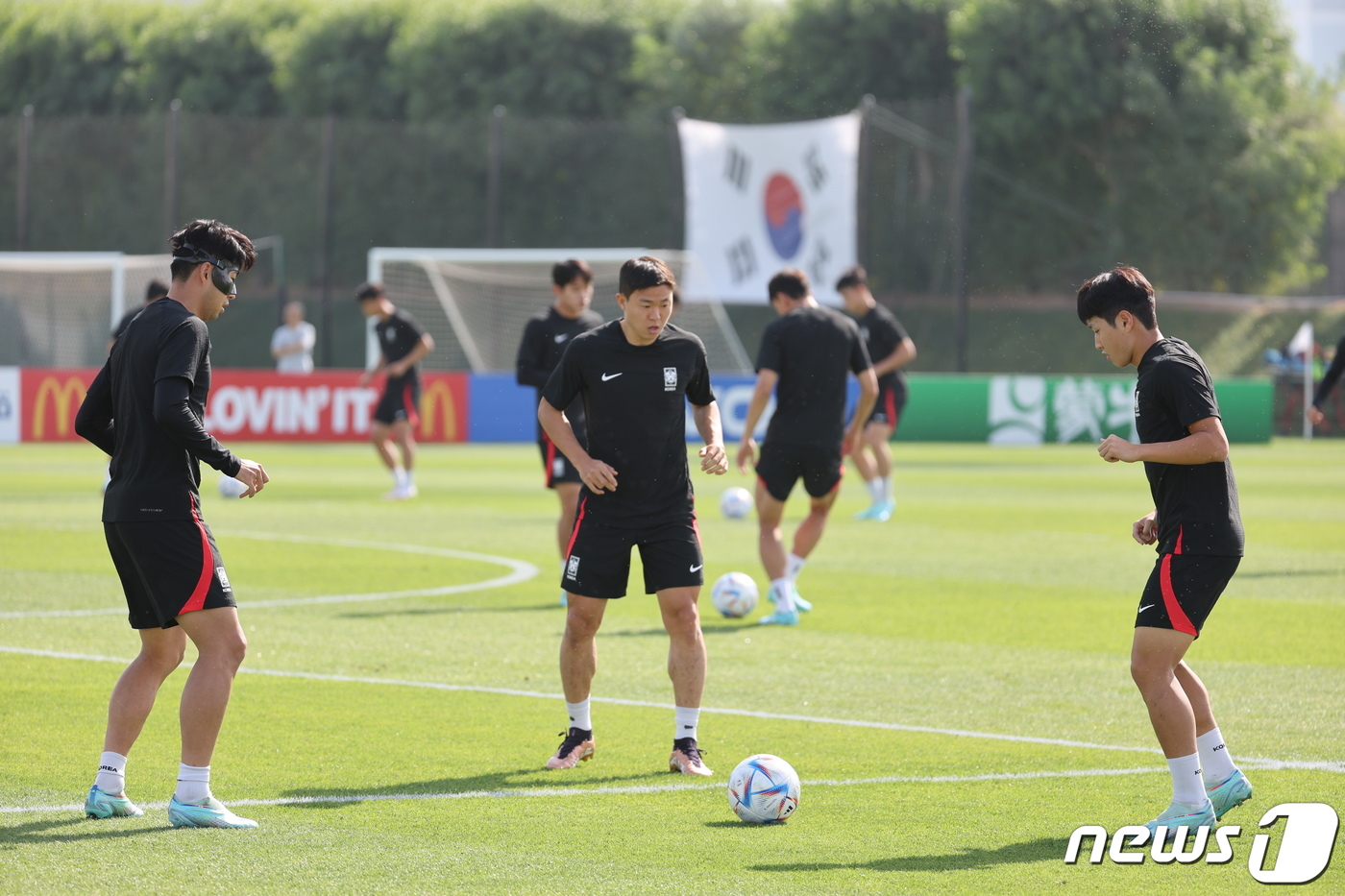 (도하(카타르)=뉴스1) 이광호 기자 = 파울루 벤투 감독이 이끄는 대한민국 축구대표팀의 손흥민, 이강인, 권창훈이 27일 오전(현지시간) 카타르 도하 알에글라 트레이닝센터에서 훈 …