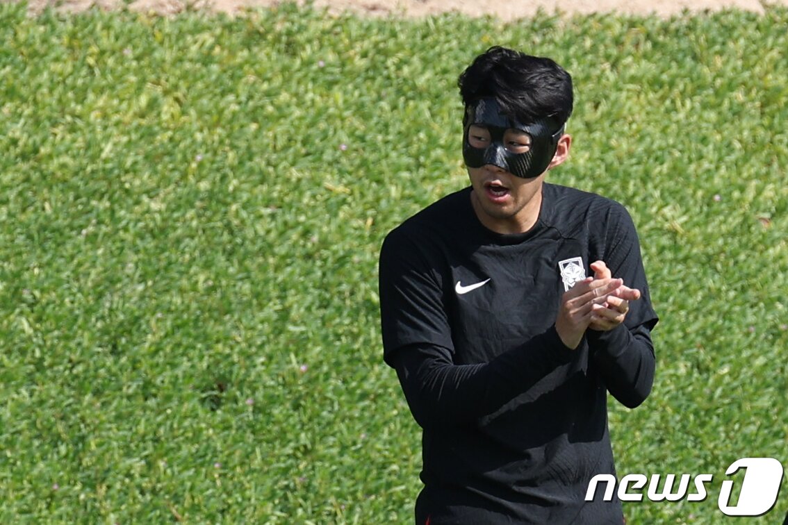 본문 이미지 - 파울루 벤투 감독이 이끄는 대한민국 축구대표팀의 손흥민이 27일 오전(현지시간) 카타르 도하 알에글라 트레이닝센터에서 선수들을 독려하고 있다. 2022.11.27/뉴스1 ⓒ News1 이광호 기자