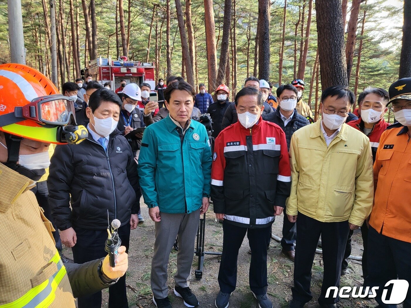 본문 이미지 - 27일 강원 양양군 현북면 어성전리 인근 야산에서 지자체 임차헬기가 추락해 5명이 숨진 가운데, 김진태 강원도지사&#40;왼쪽 세번째&#41;가 소방당국으로부터 상황 설명을 듣고 있다.&#40;양양군 제공&#41; 2022.11.27/뉴스1 ⓒ News1 윤왕근 기자