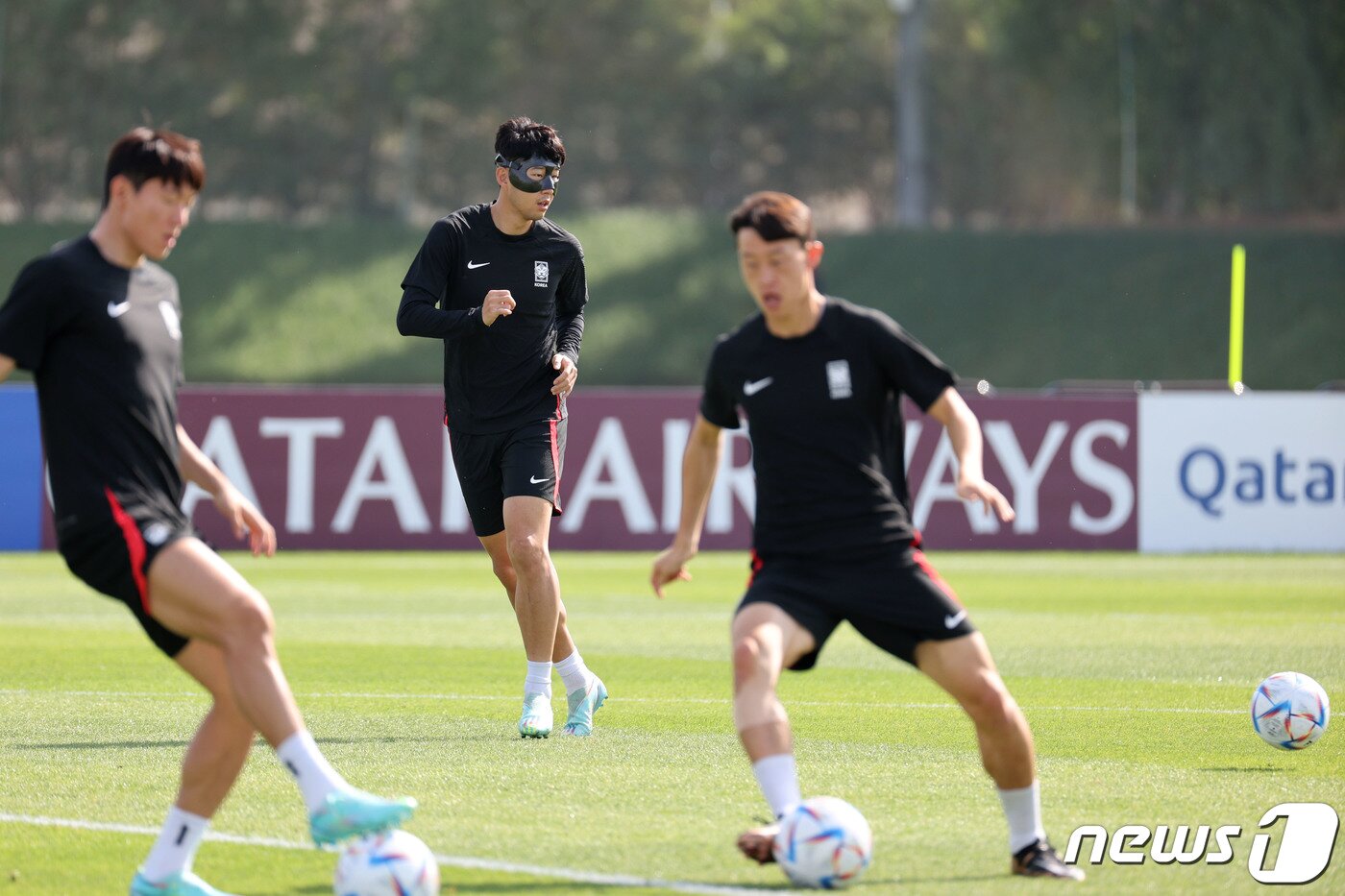 본문 이미지 - 파울루 벤투 감독이 이끄는 대한민국 축구대표팀의 손흥민 등이 27일 오전(현지시간) 카타르 도하 알에글라 트레이닝센터에서 훈련을 하고 있다. 2022.11.27/뉴스1 ⓒ News1 이광호 기자