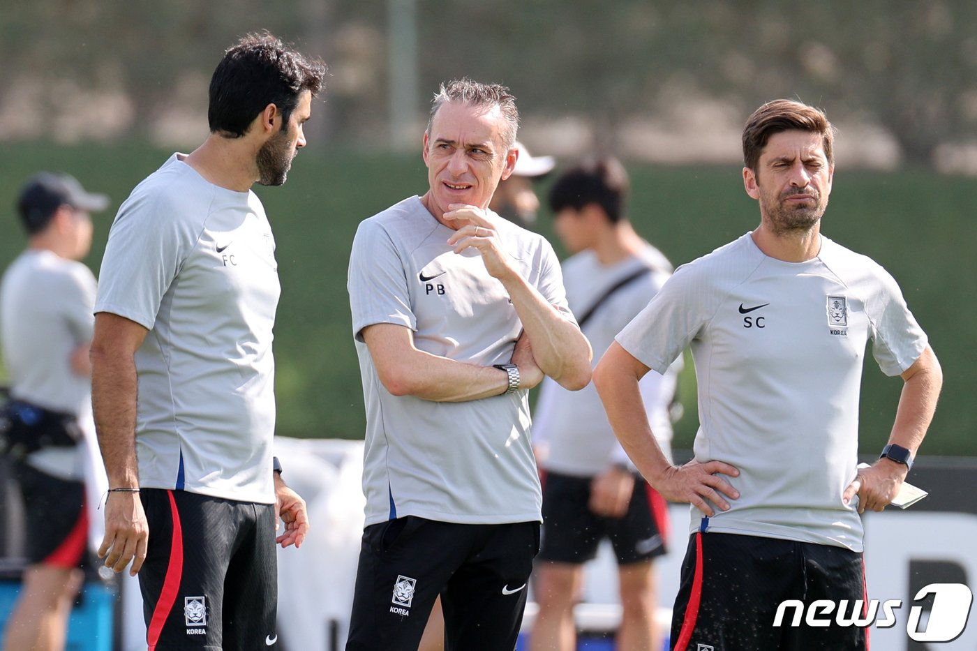 본문 이미지 - 파울루 벤투 대한민국 축구대표팀 감독이 27일 오전&#40;현지시간&#41; 카타르 도하 알에글라 트레이닝센터에서 선수들의 훈련을 지켜보며 코치진과 대화하고 있다. 2022.11.27/뉴스1 ⓒ News1 이광호 기자