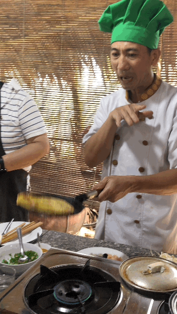 본문 이미지 -  쿠킹클래스 진행자(농부의 가족)가 반쎄오 만드는 시범을 보여준다