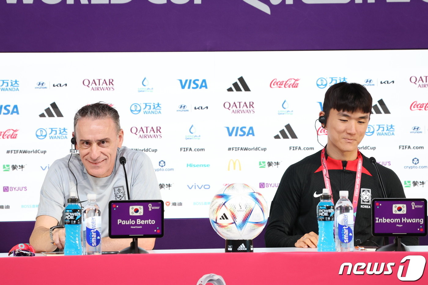 본문 이미지 - 파울루 벤투 대한민국 축구대표팀 감독이 2022 카타르 월드컵 조별리그 H조 2차전 가나와의 경기를 하루 앞둔 27일 오전&#40;현지시간&#41; 카타르 알라이얀의 메인프레스센터에서 기자회견을 하고 있다. 2022.11.27/뉴스1 ⓒ News1 이동해 기자