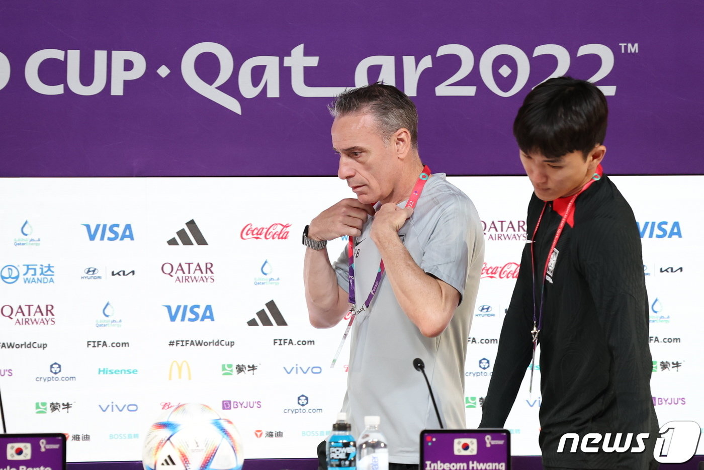 본문 이미지 - 파울루 벤투 대한민국 축구대표팀 감독과 황인범이 2022 카타르 월드컵 조별리그 H조 2차전 가나와의 경기를 하루 앞둔 27일 오전(현지시간) 카타르 알라이얀의 메인프레스센터에서 열린 기자회견에 입장하고 있다. 2022.11.27/뉴스1 ⓒ News1 이동해 기자