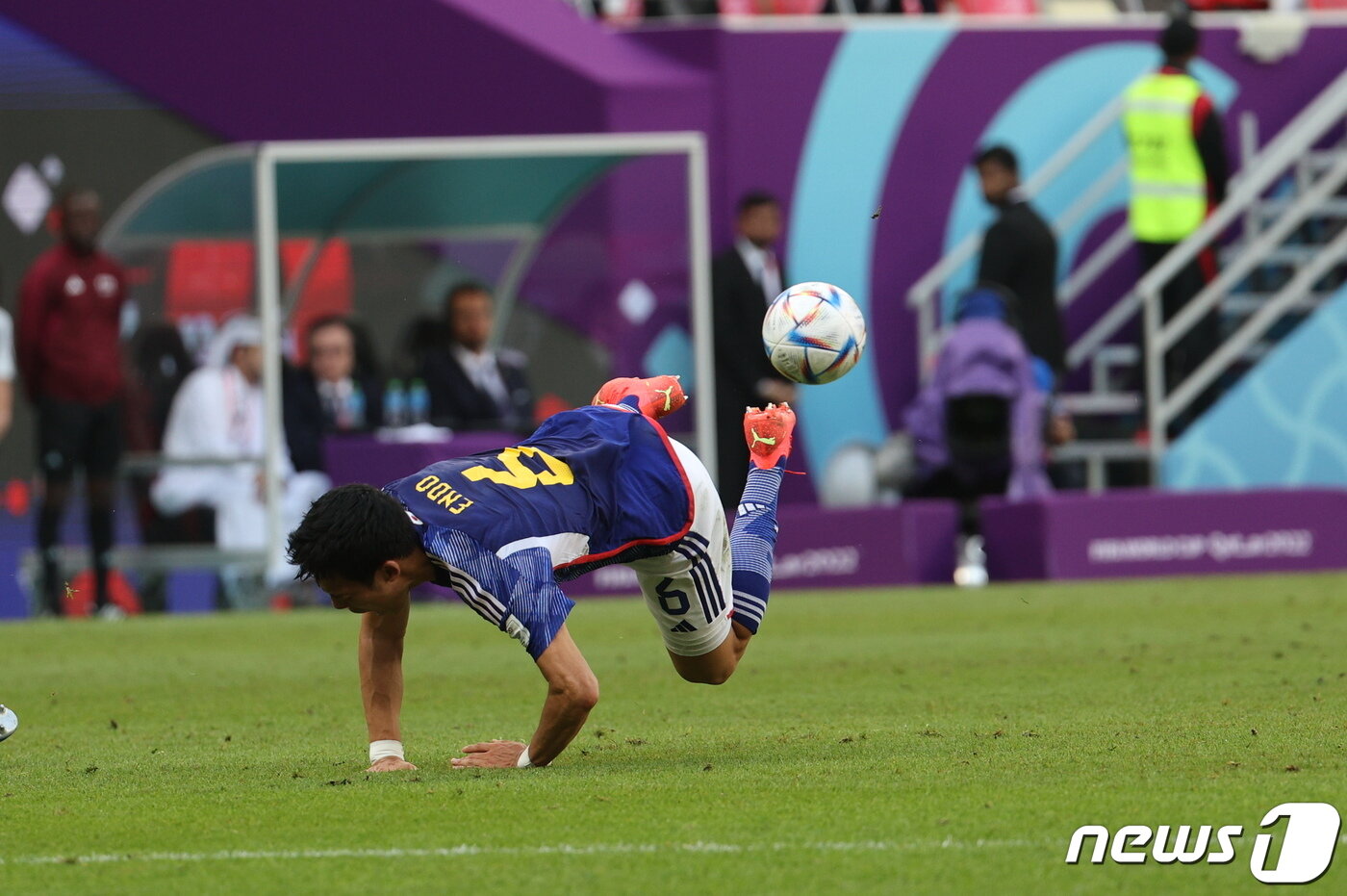 본문 이미지 - 27일 오후(현지시간) 카타르 알라이얀 아흐메드 빈 알리 스타디움에서 열린 2022 카타르 월드컵 조별리그 E조 2차전 일본과 코스타리카의 경기에서 일본의 엔도가 상대수비에 걸려 넘어지고 있다. 2022.11.27/뉴스1 ⓒ News1 이광호 기자