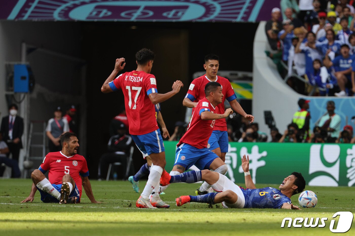 본문 이미지 - 27일 오후(현지시간) 카타르 알라이얀 아흐메드 빈 알리 스타디움에서 열린 2022 카타르 월드컵 조별리그 E조 2차전 일본과 코스타리카의 경기에서 일본의 아사노 다쿠마가 상대문전을 향해 헤더를 시도하고 있다. 2022.11.27/뉴스1 ⓒ News1 이광호 기자