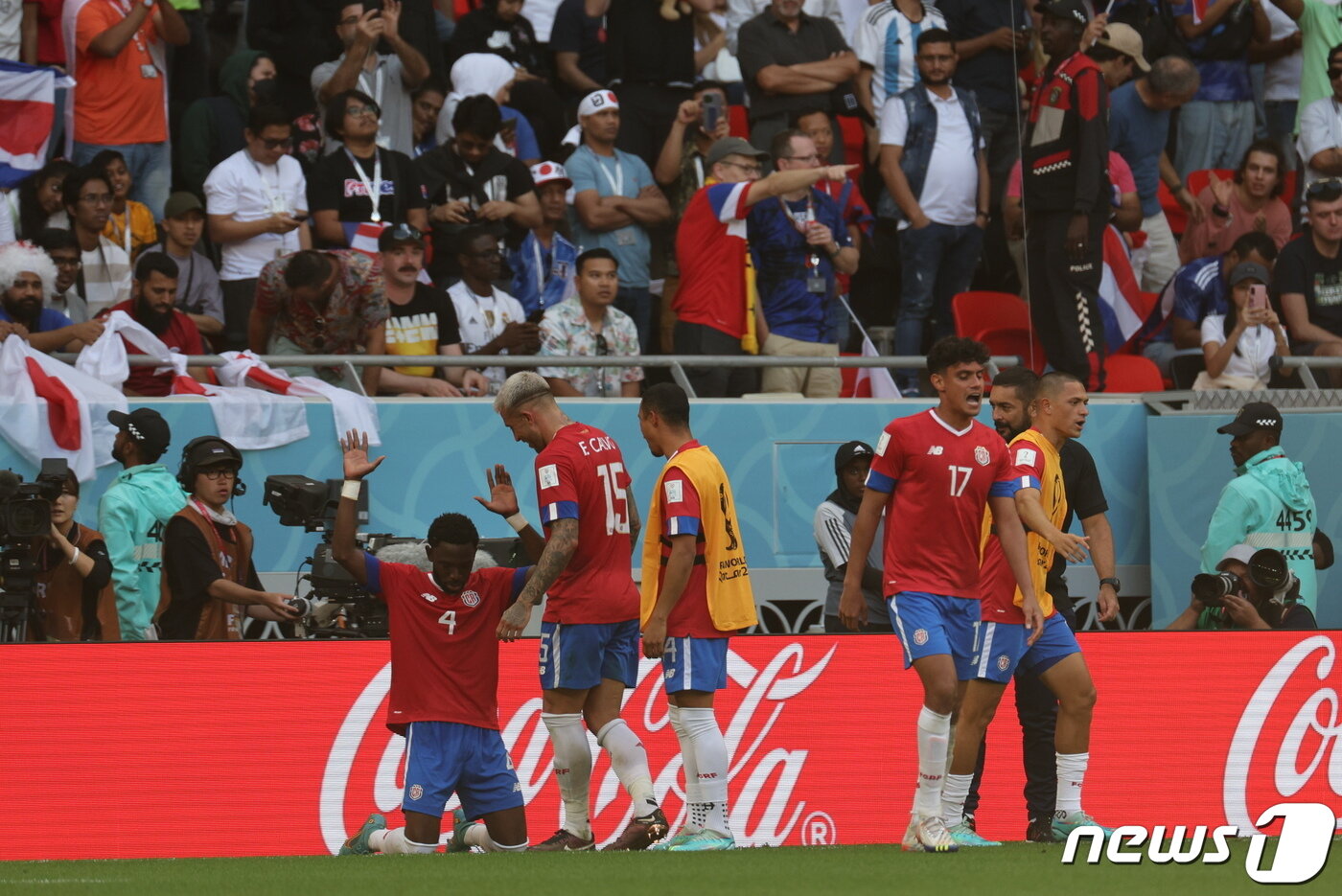 본문 이미지 - 27일 오후(현지시간) 카타르 알라이얀 아흐메드 빈 알리 스타디움에서 열린 2022 카타르 월드컵 조별리그 E조 2차전 일본과 코스타리카의 경기에서 코스타리카 풀러가 선제골을 성공시킨뒤 세리머니를 하고 있다. 2022.11.27/뉴스1 ⓒ News1 이광호 기자