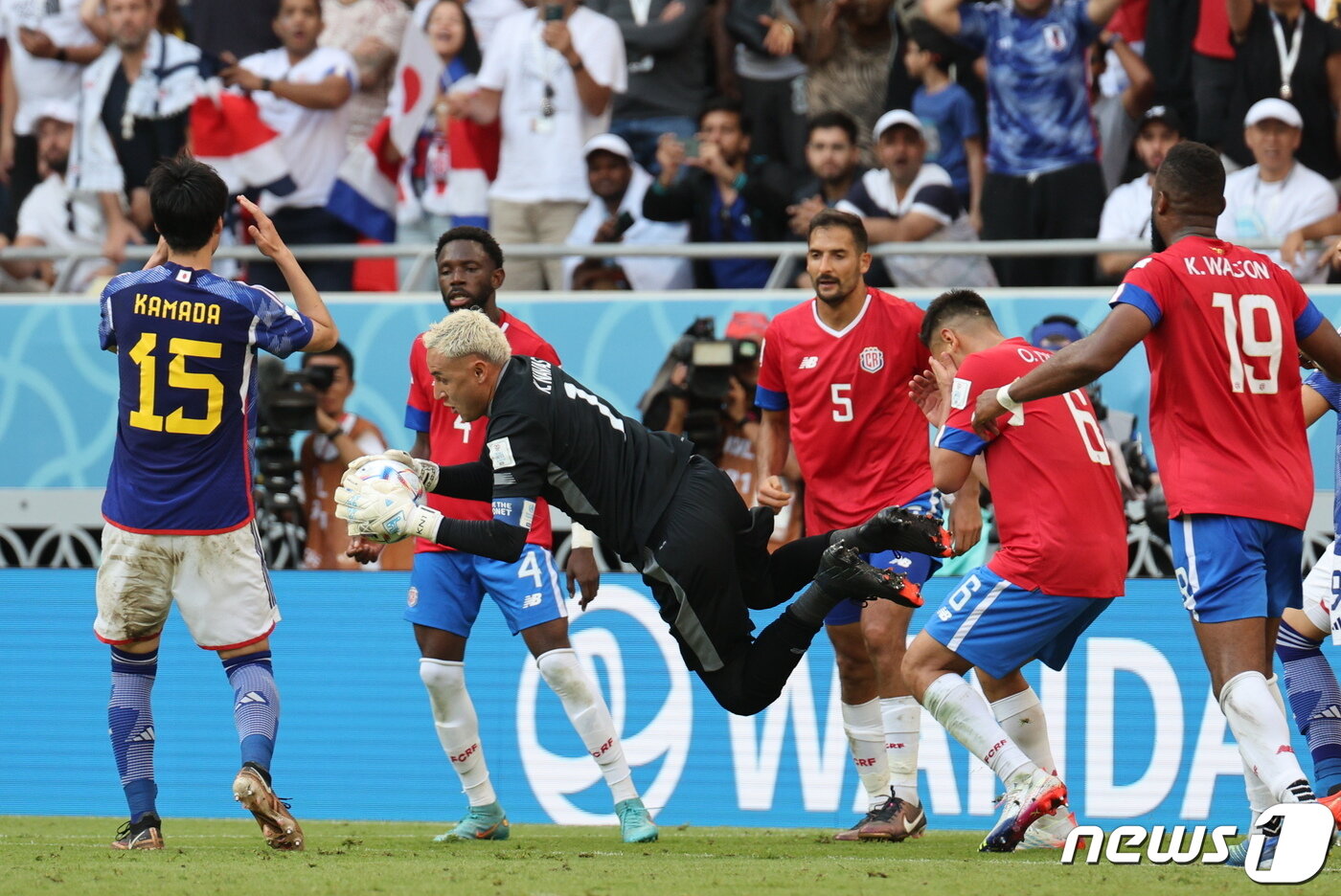 본문 이미지 - 27일 오후(현지시간) 카타르 알라이얀 아흐메드 빈 알리 스타디움에서 열린 2022 카타르 월드컵 조별리그 E조 2차전 일본과 코스타리카의 경기에서 코스타리카 골키퍼 나바스가 문전 앞 혼전 상황때 공을 잡아내고 있다. 2022.11.27/뉴스1 ⓒ News1 이광호 기자