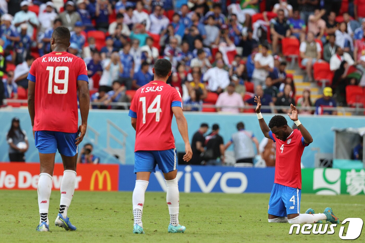 본문 이미지 - 27일 오후(현지시간) 카타르 알라이얀 아흐메드 빈 알리 스타디움에서 열린 2022 카타르 월드컵 조별리그 E조 2차전 일본과 코스타리카의 경기에서 선제골을 성공시키며 승리의 주역이 된 코스타리카 풀러가 경기를 마치고 세리머니를 하고 있다. 2022.11.27/뉴스1 ⓒ News1 이광호 기자