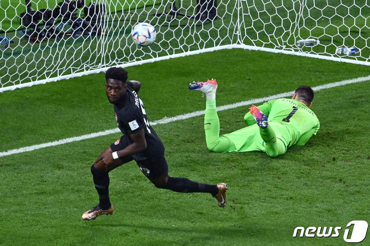 본문 이미지 - 캐나다 월드컵 역사상 첫 골을 넣은 데이비스 ⓒ AFP=뉴스1