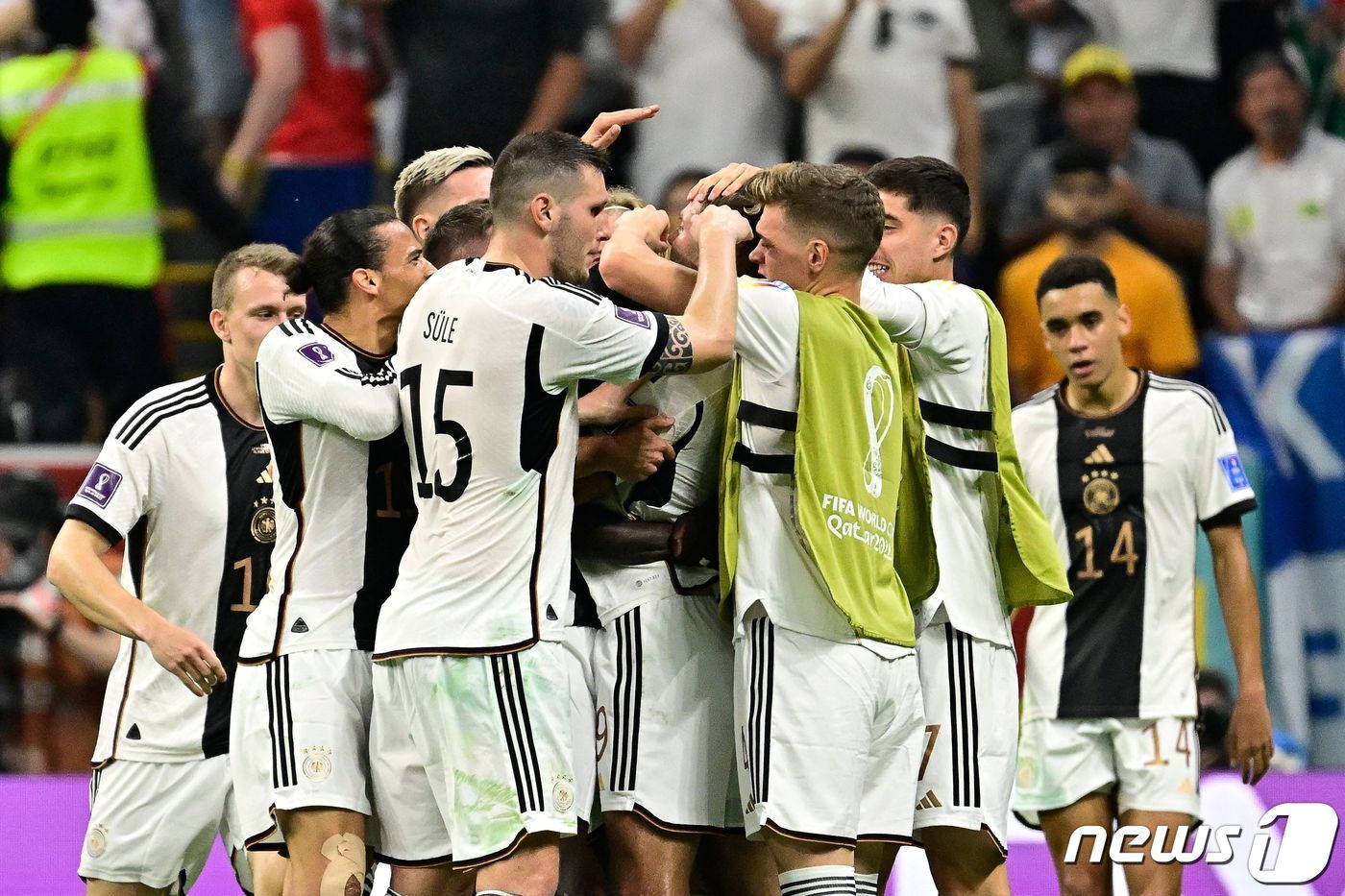 본문 이미지 - 스페인전 득점 후 기뻐하는 독일 선수단. ⓒ AFP=뉴스1