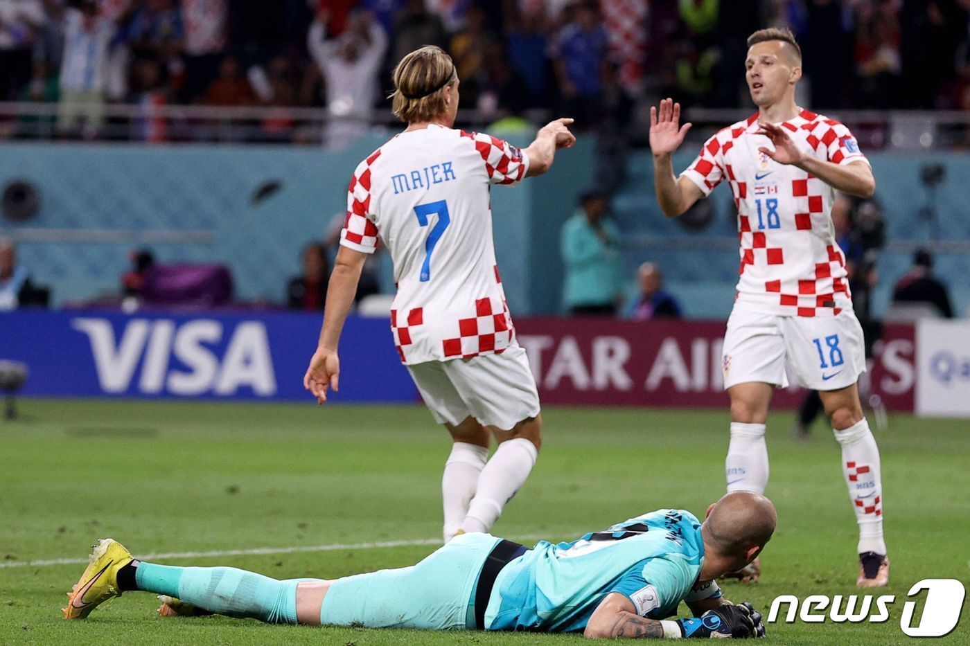 본문 이미지 - 로브로 마예르(왼쪽)의 골을 도운 미슬라프 오르시치. ⓒ AFP=뉴스1