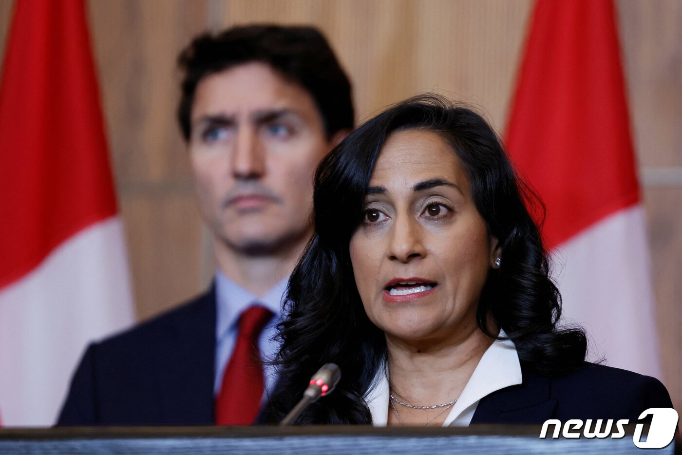 본문 이미지 - 애니타 애넌드 캐나다 국방장관이 지난 9월 26일 오타와 정부청사에서 저스틴 트뤼도 총리와 함께 기자회견을 하고 있다. ⓒ 로이터=뉴스1 ⓒ News1 강민경 기자