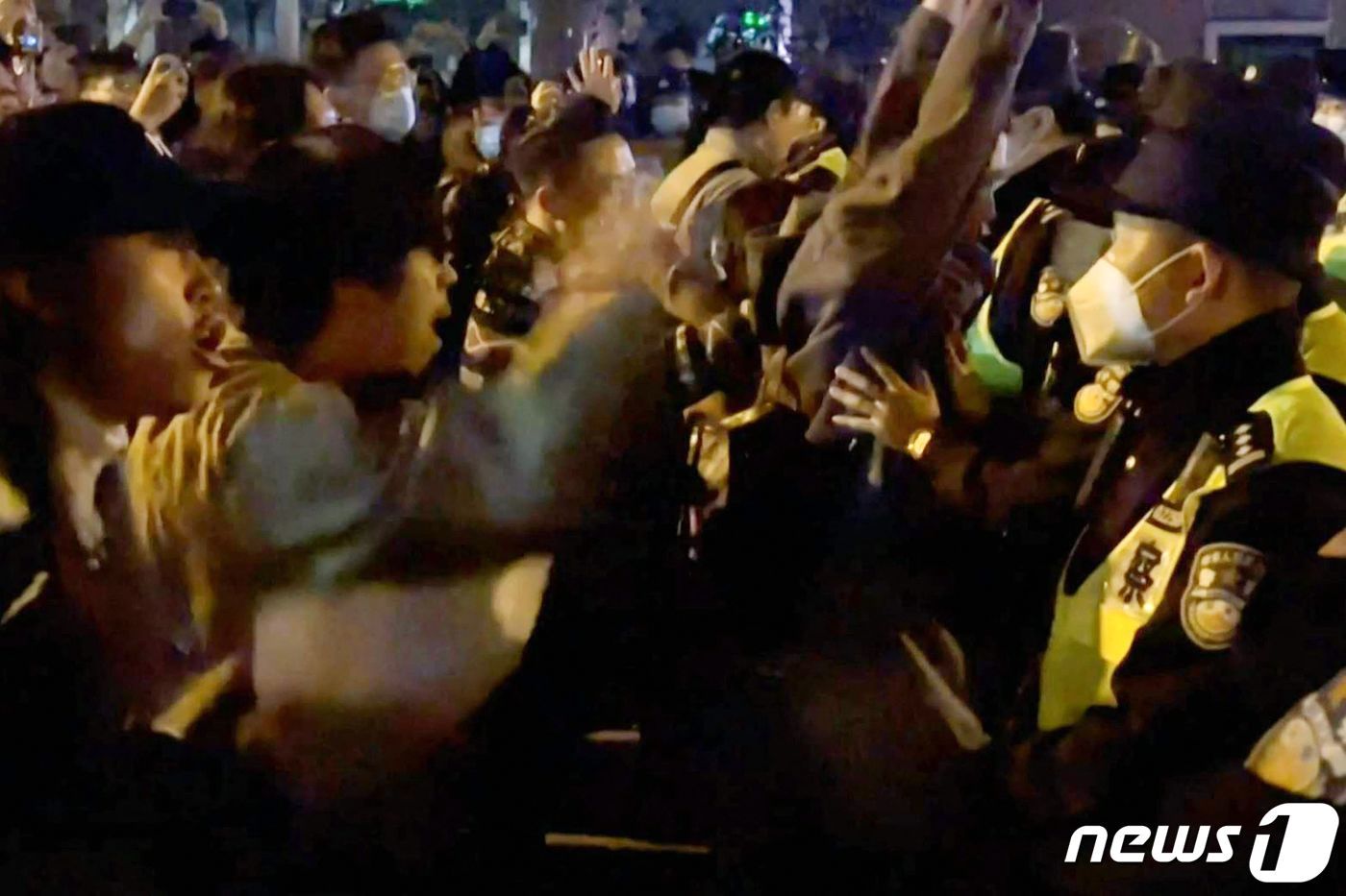 본문 이미지 - 26일&#40;현지시간&#41; 중국 상하이에서 정부의 고강도 제로 코로나19 봉쇄 정책에 항의하는 주민들이 경찰에 항의하며 구호를 외치고 있다. ⓒ AFP=뉴스1 ⓒ News1 우동명 기자