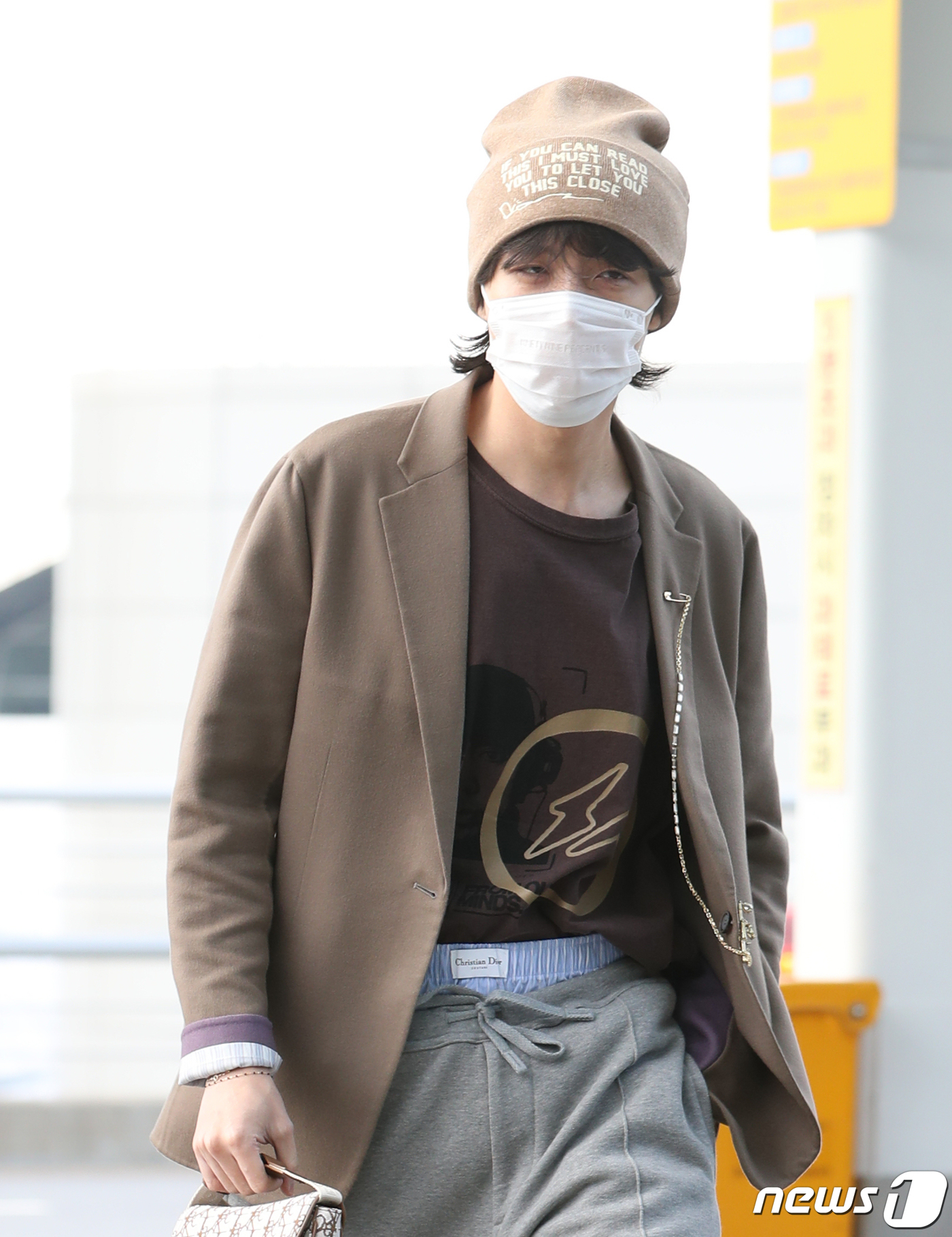 (인천공항=뉴스1) 권현진 기자 = 방탄소년단(BTS) 제이홉이 ‘2022 MAMA AWARDS’ 일정을 위해 28일 오전 인천 중구 운서동 인천국제공항 제1여객터미널에 도착해 일 …