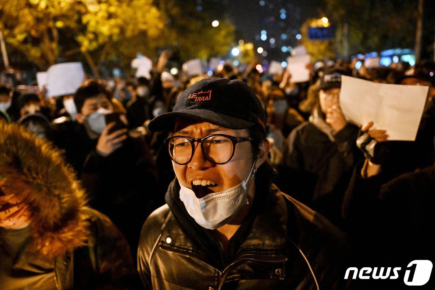 본문 이미지 - 28일 중국 베이징에서 정부의 고강도 제로 코로나19 봉쇄 정책에 항의하고 우루무치 화재 희생자를 추모하는 주민이 “봉쇄 해제하라” “시진핑 물러나라” 는 구호를 외치며 밤샘 시위를 하고 있다. ⓒ AFP=뉴스1 ⓒ News1 우동명 기자