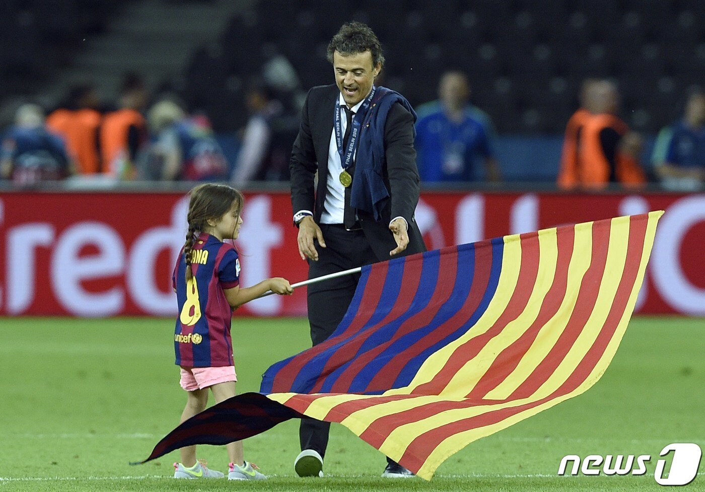 본문 이미지 - 루이스 엔리케 감독이 FC 바르셀로나의 지휘봉을 잡았을 당시 막내딸 사나의 모습. ⓒ AFP=뉴스1