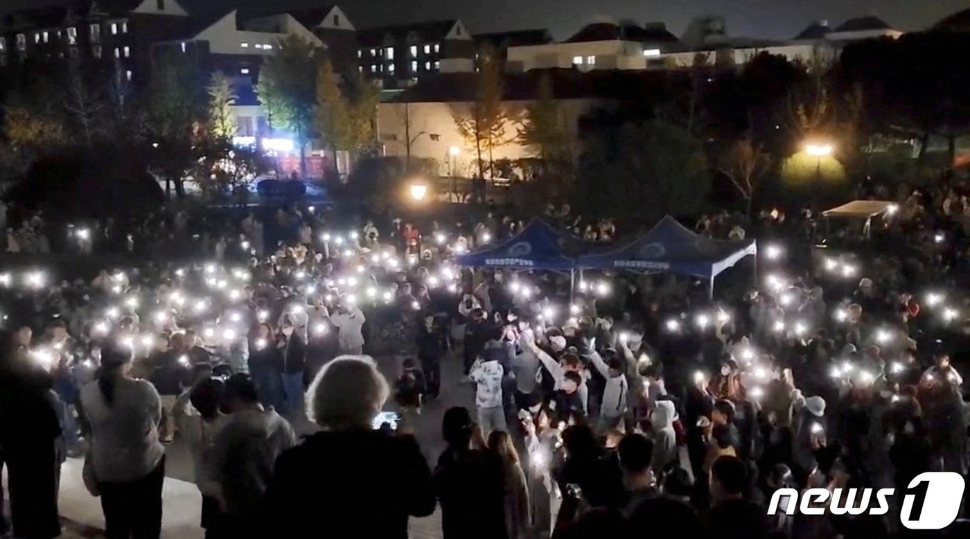 본문 이미지 - 26일&#40;현지시간&#41; 늦은 오후 중국 장쑤성 난징 소재 중국전매대에서도 정부의 고강도 방역 정책에 반발하는 대규모 집회가 벌어지고 있다. 중국은 지난 24일부터 신장 우루무치를 시작으로 수도 베이징, 상하이, 난징, 우한, 광저우 등에서 집권 3기를 시작한 시진핑 주석 퇴진 요구와 함께 제로 코로나 정책 반대 시위가 확산되고 있다. 2022.11.26 ⓒ 로이터=뉴스1 ⓒ News1 정윤미 기자