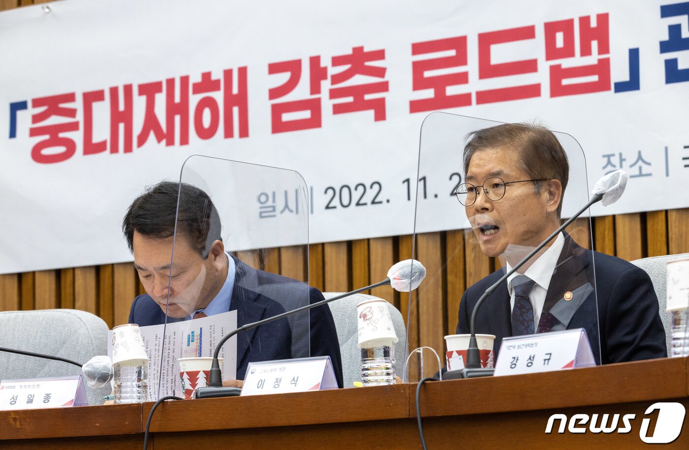 본문 이미지 - 이정식 고용노동부 장관이 28일 오전 서울 여의도 국회에서 열린 중대재해 감축 로드맵 관련 당·정 협의회에서 발언을 하고 있다. 2022.11.28/뉴스1 ⓒ News1 이재명 기자