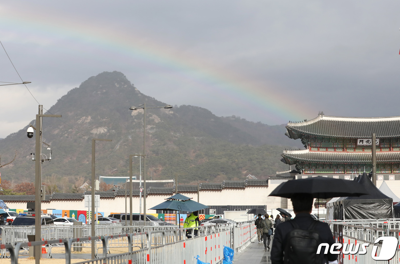 (서울=뉴스1) 김민지 기자 = 28일 오전 서울 종로구 광화문광장에서 바라본 하늘에 무지개가 떠 있다. 2022.11.28/뉴스1