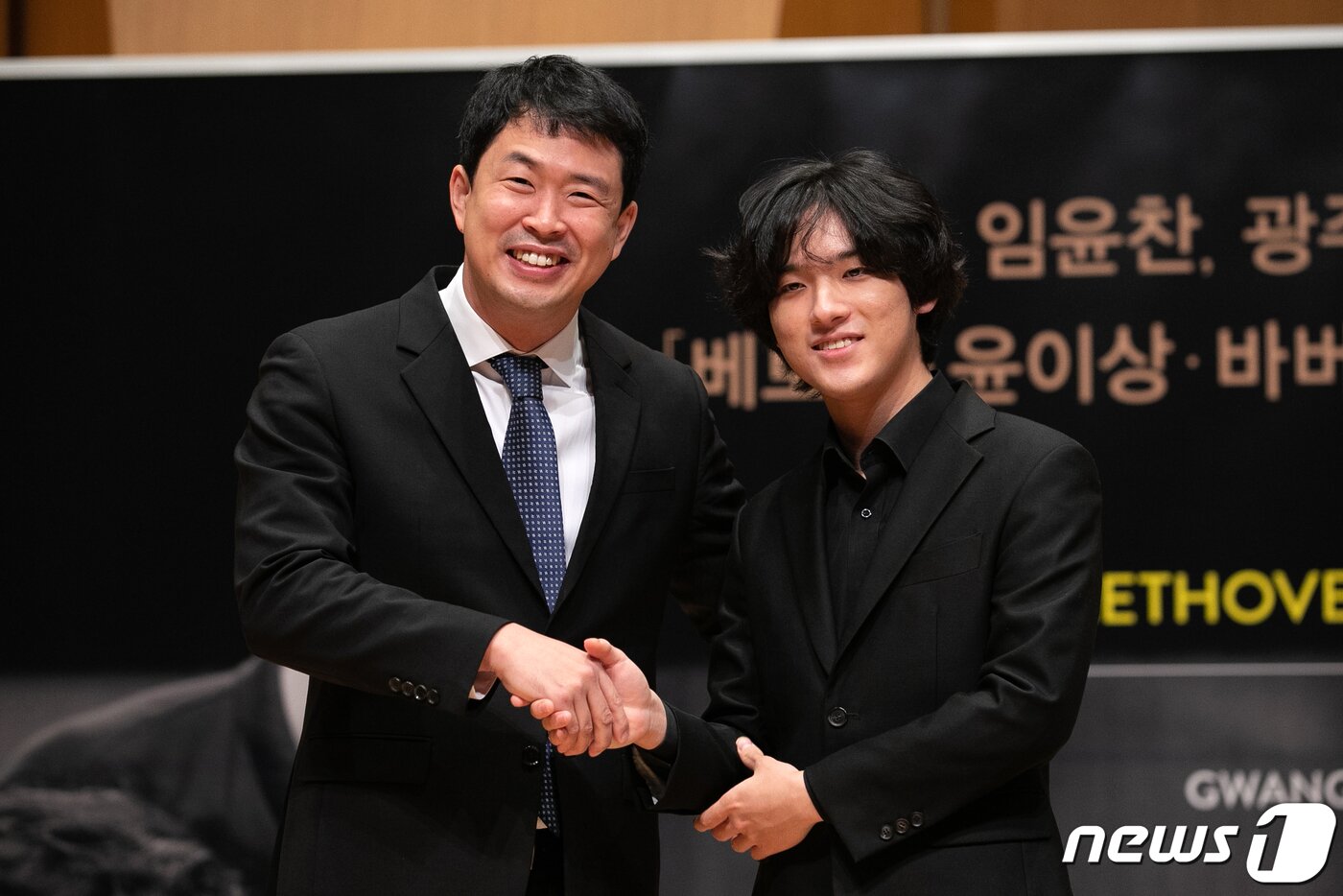 본문 이미지 - 피아니스트 임윤찬이 28일 오전 서울 서대문구 연세대학교 금호아트홀에서 열린 '베토벤, 윤이상, 바버' 앨범 발매 기자간담회에서 홍석원 광주시립교향악단 지휘자와 함께 포즈를 취하고 있다. 2022.11.28/뉴스1 ⓒ News1 이승배 기자