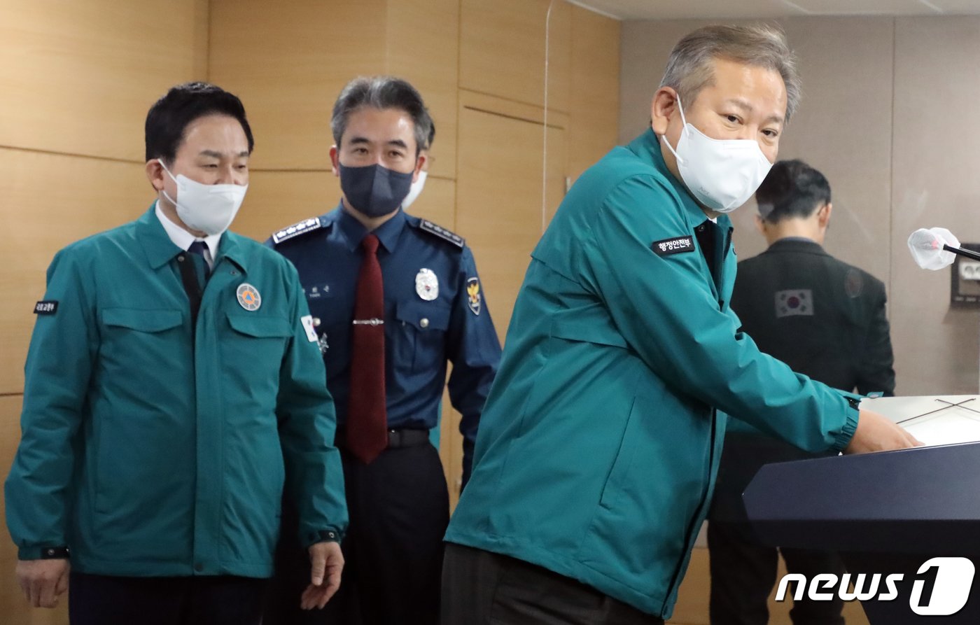 이상민 행정안전부 장관, 원희룡 국토교통부 장관, 윤희근 경찰청장이 28일 오전 서울 종로구 세종대로 정부서울청사에서 화물연대 집단운송거부 중대본 회의 브리핑을 마치고 이동하고 있다. 2022.11.28/뉴스1 ⓒ News1 김명섭 기자