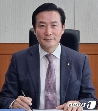 본문 이미지 - 김두중 충남신보 이사장이 뉴스1과 인터뷰를 하고 있다./뉴스1