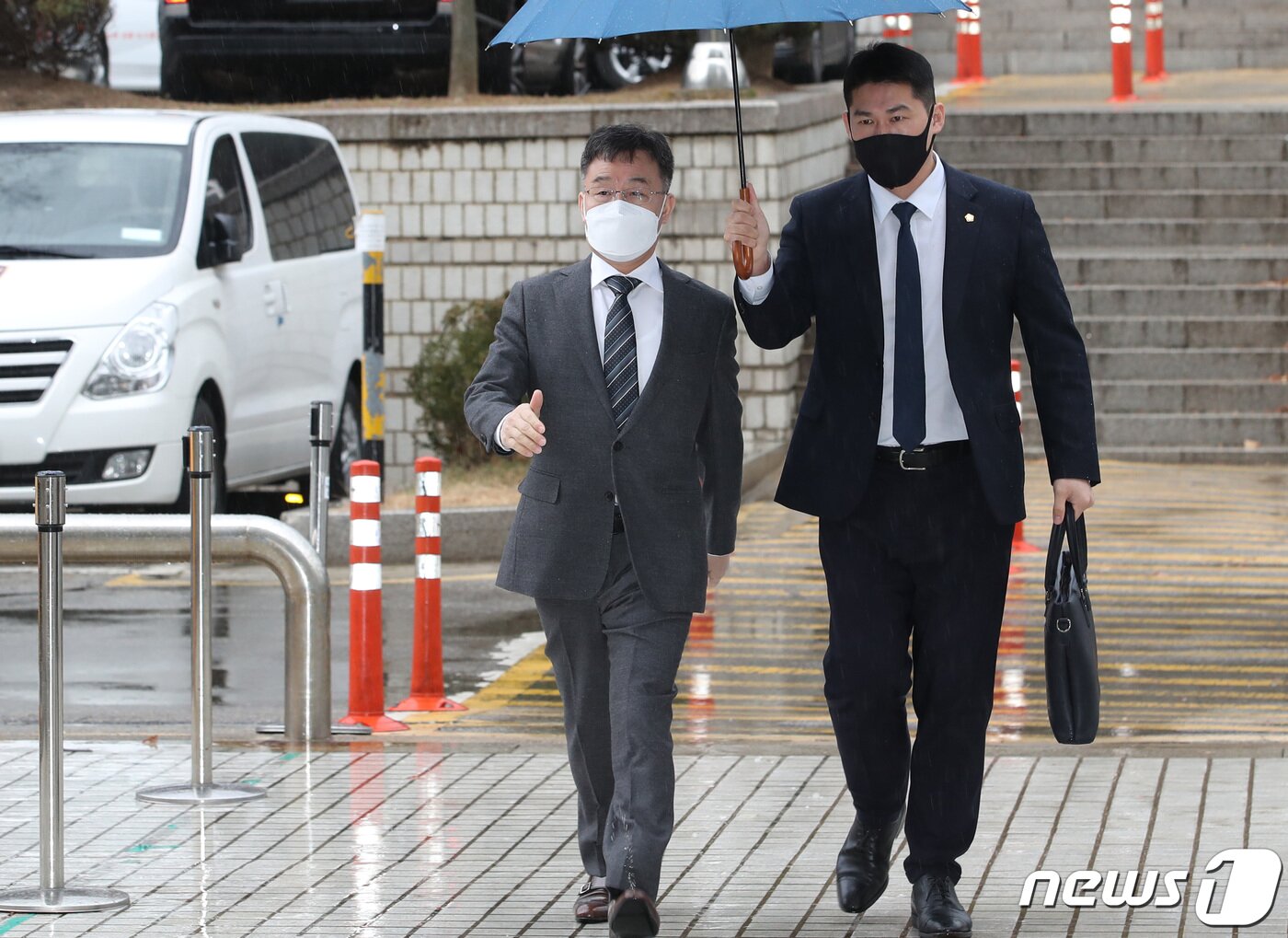 본문 이미지 - 화천대유자산관리 대주주 김만배 씨가 28일 오후 서울 서초구 서울중앙지방법원에서 열린 대장동 개발 사업 로비·특혜 의혹 관련 1심 속행 공판에 출석하기 위해 법정으로 향하고 있다. 2022.11.28/뉴스1 ⓒ News1 김민지 기자