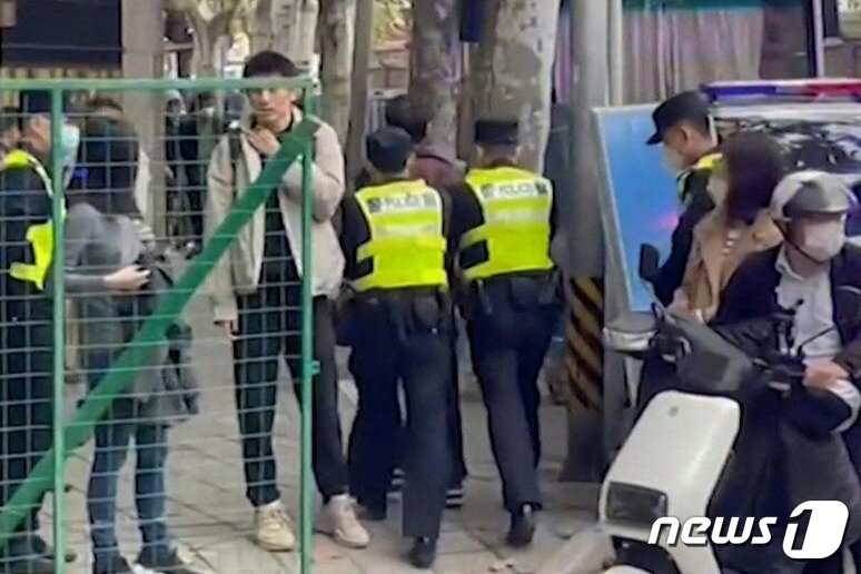 본문 이미지 - 중국에 코로나19 봉쇄 항의 시위가 한창인 가운데 신장 위구르 자치구의 구도 우루무치 한 거리에서 경찰이 한 남성을 연행하는 모습이 AFP TV에 포착됐다고 매체는 전했다. 2022. 11. 28. ⓒ AFP=뉴스1 ⓒ News1 최서윤 기자