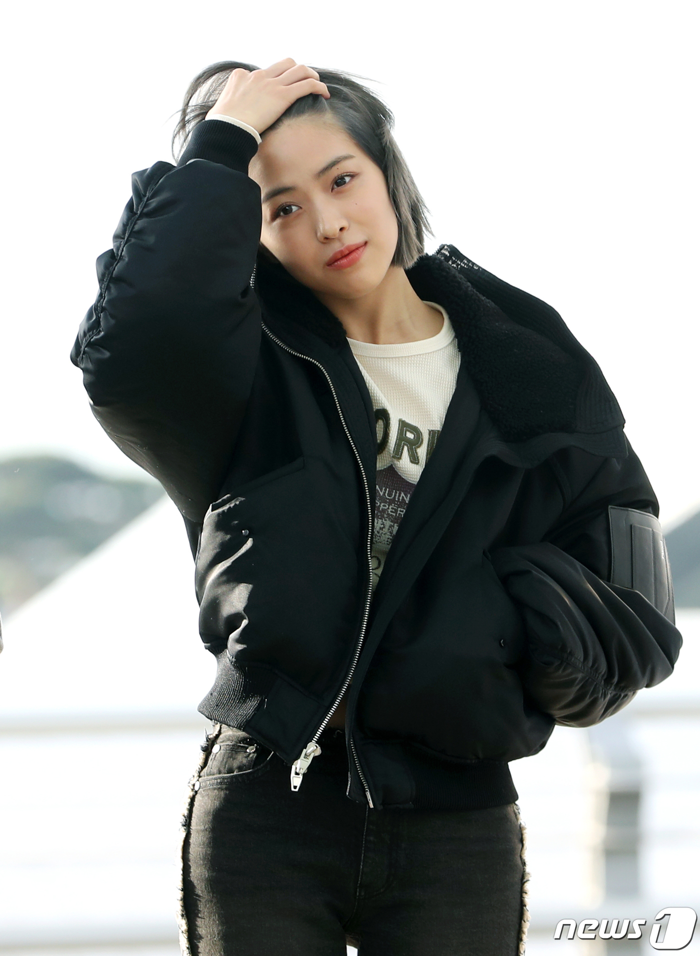 (인천공항=뉴스1) 권현진 기자 = 있지(ITZY) 류진이 ‘2022 MAMA AWARDS’ 일정을 위해 28일 오전 인천 중구 운서동 인천국제공항 제1여객터미널에 도착해 일본 오 …