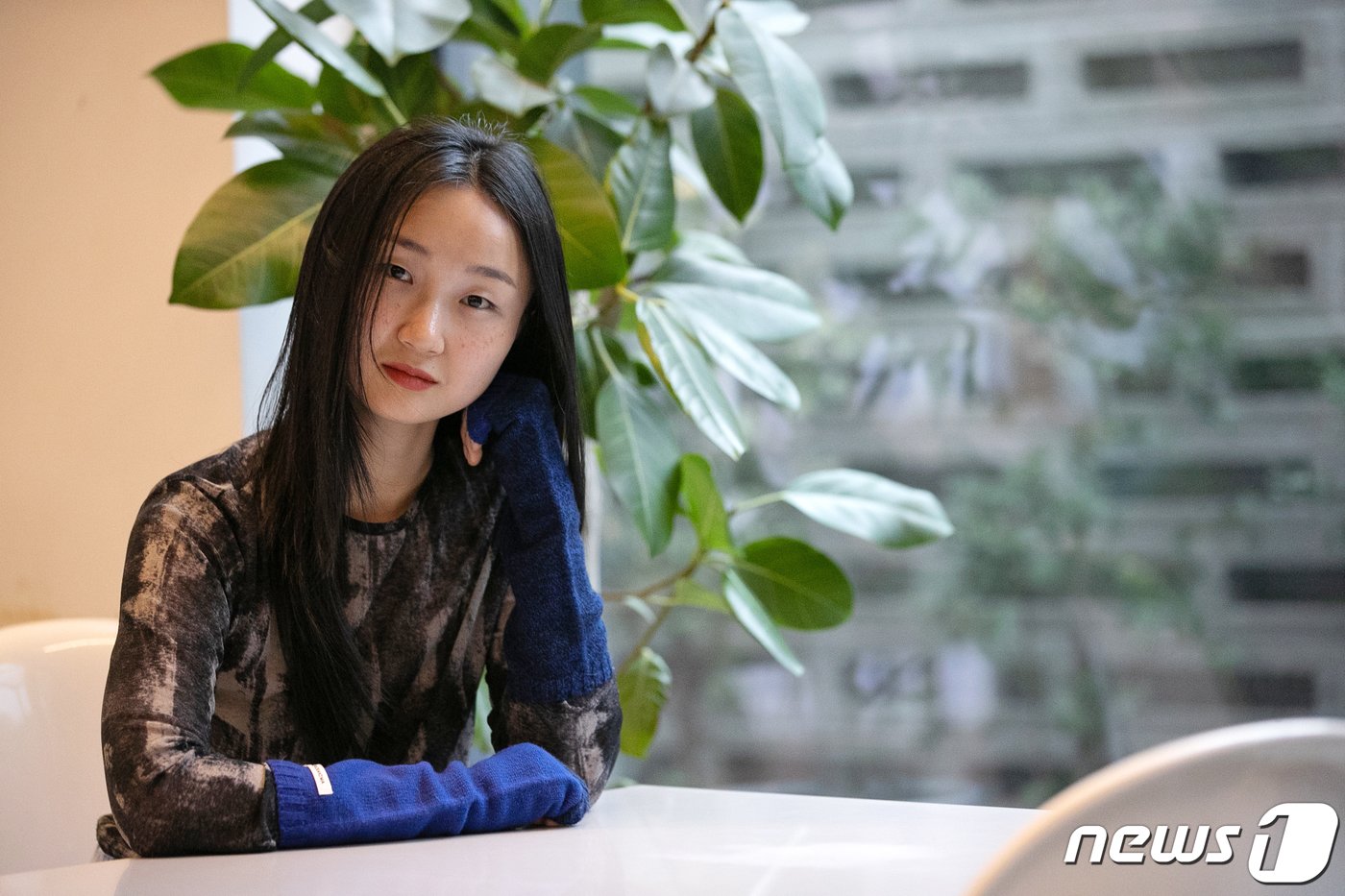 본문 이미지 - 이슬아 작가가 서촌의 카페에서 뉴스1과 인터뷰 하기에 앞서 포즈를 취하고 있다. 2022.11.28/뉴스1 ⓒ News1 이승배 기자