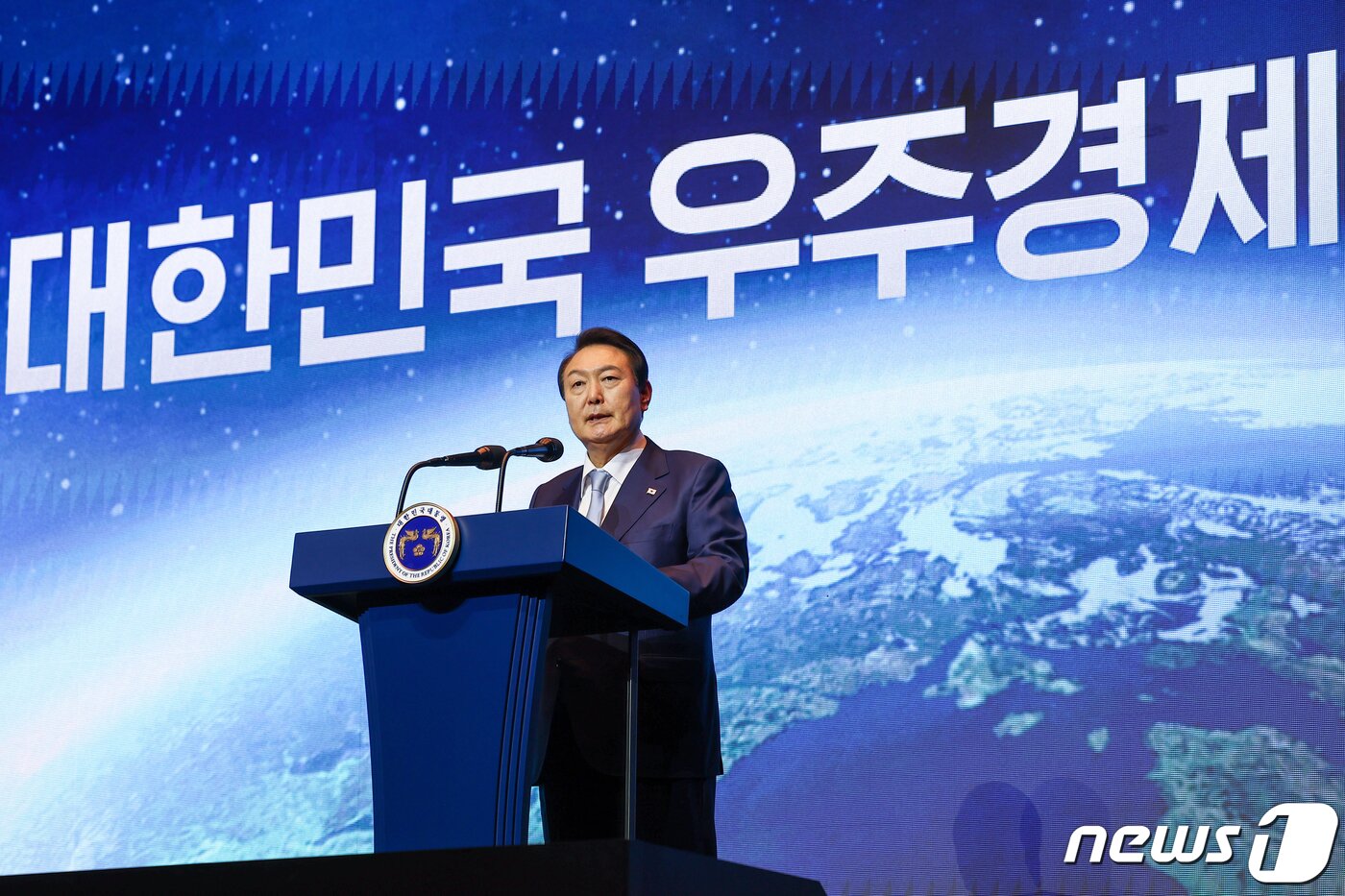 본문 이미지 - 윤석열 대통령이 28일 서울 서초구 JW매리어트호텔에서 열린 '미래 우주경제 로드맵 선포식'에서 미래 우주경제 로드맵을 발표하고 있다. (대통령실 제공) 2022.11.28/뉴스1 ⓒ News1 오대일 기자