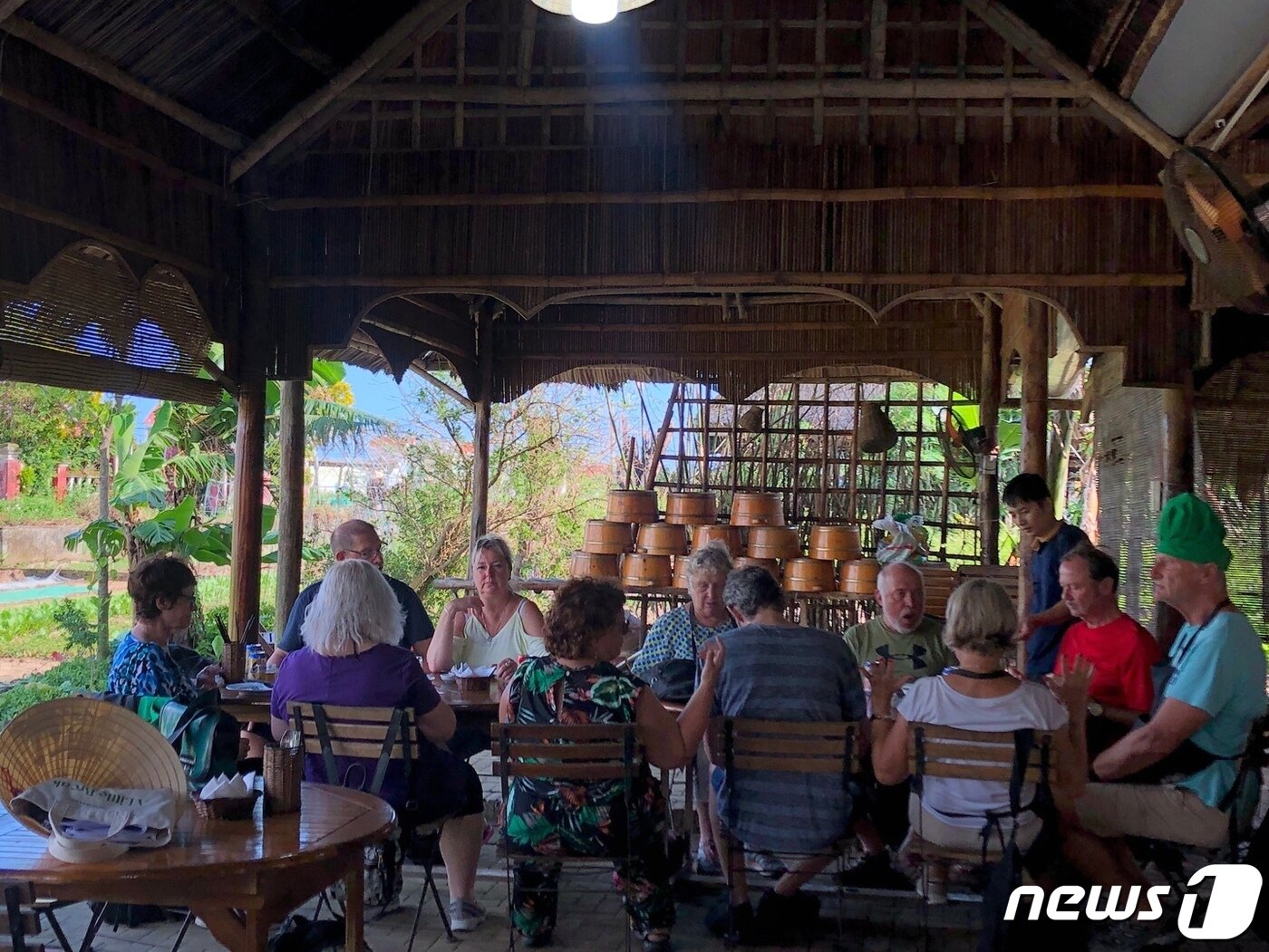 본문 이미지 - 쿠킹클래스에서 만든 요리를 맛보는 유럽 체험객들ⓒ News1